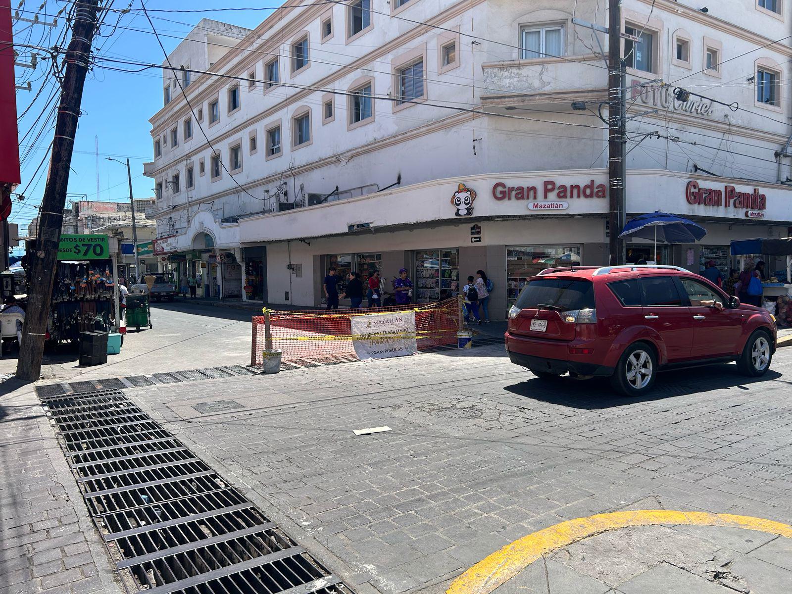 $!Cierre vial en tramo de avenida Aquiles Serdán, en Mazatlán, causa confusión en usuarios y camioneros
