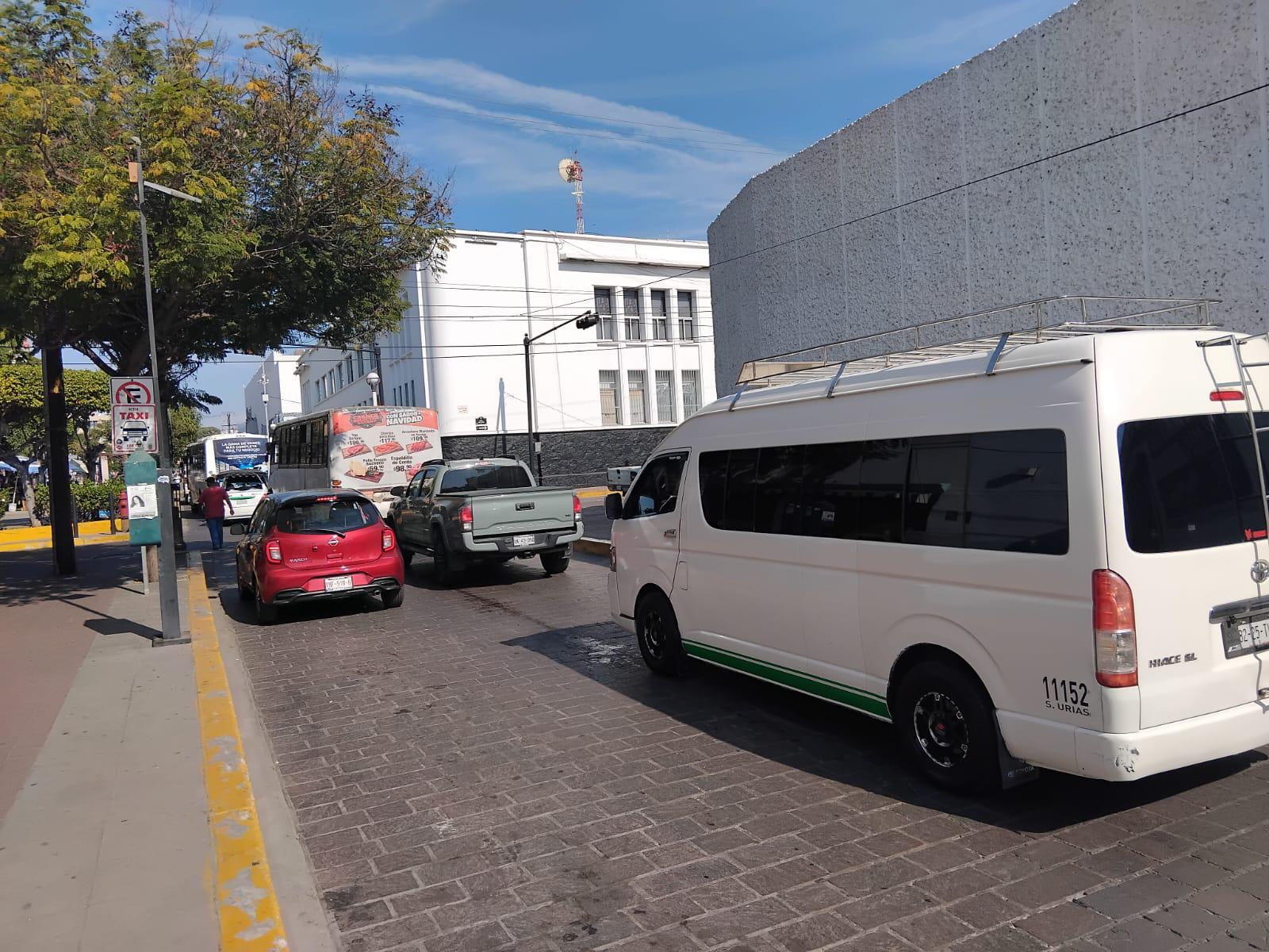 $!Aumenta tráfico vehicular y de peatones en el Centro de Mazatlán por comprar navideñas
