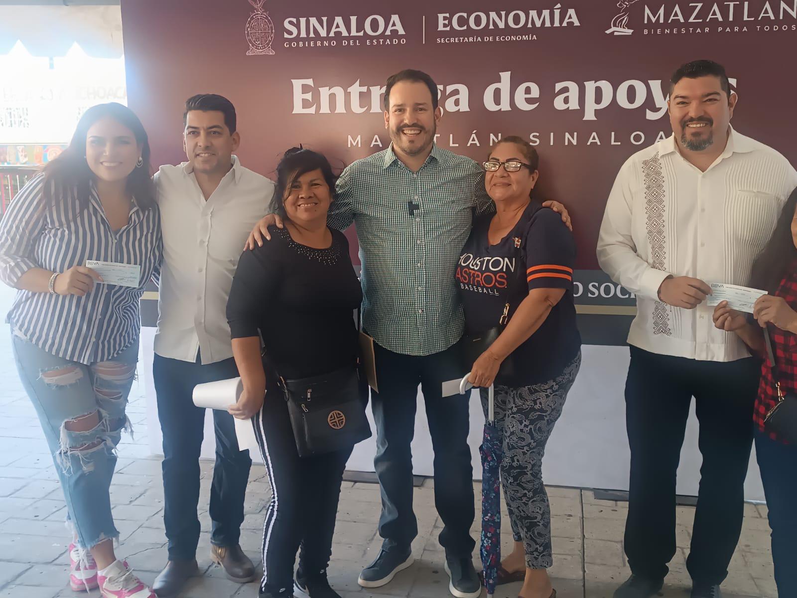 $!Cumple Secretaría de Economía con vendedores de alimentos y otorgan más de 300 apoyos económicos