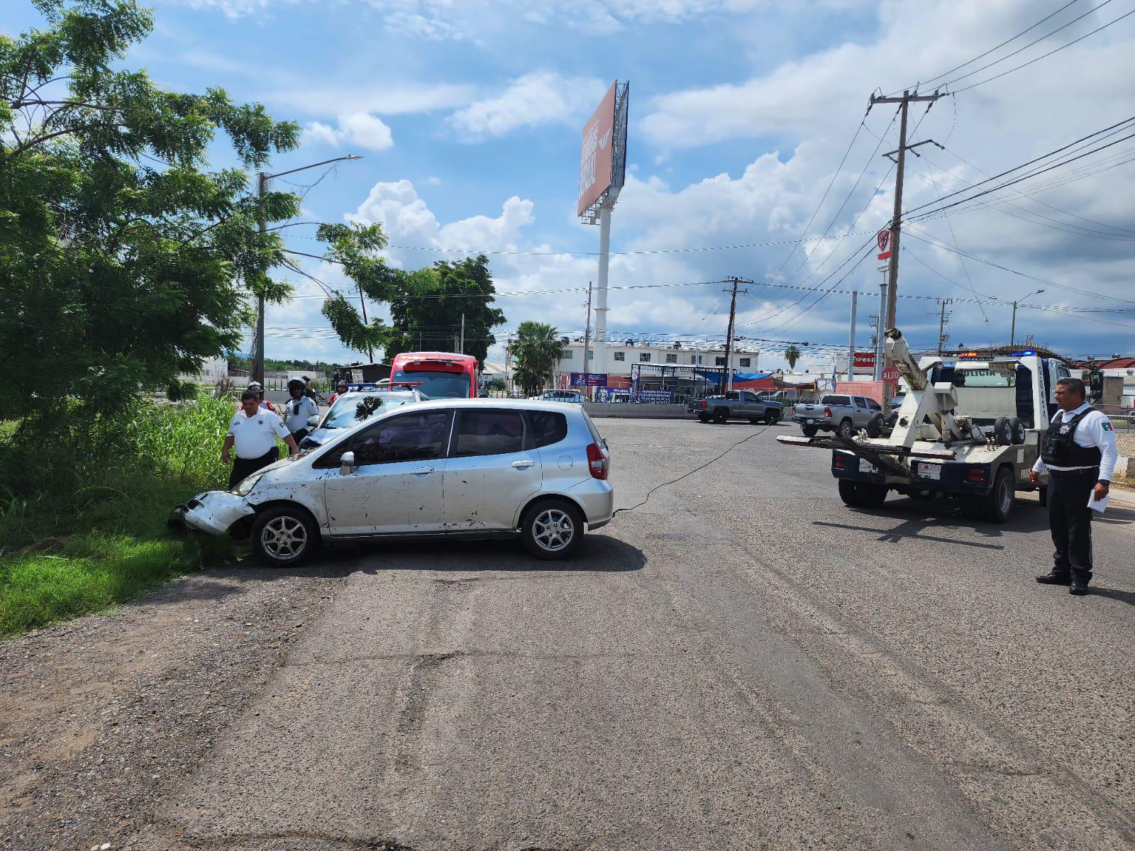 $!Rescatan a mujer que había volcado su vehículo en un canal de Culiacán