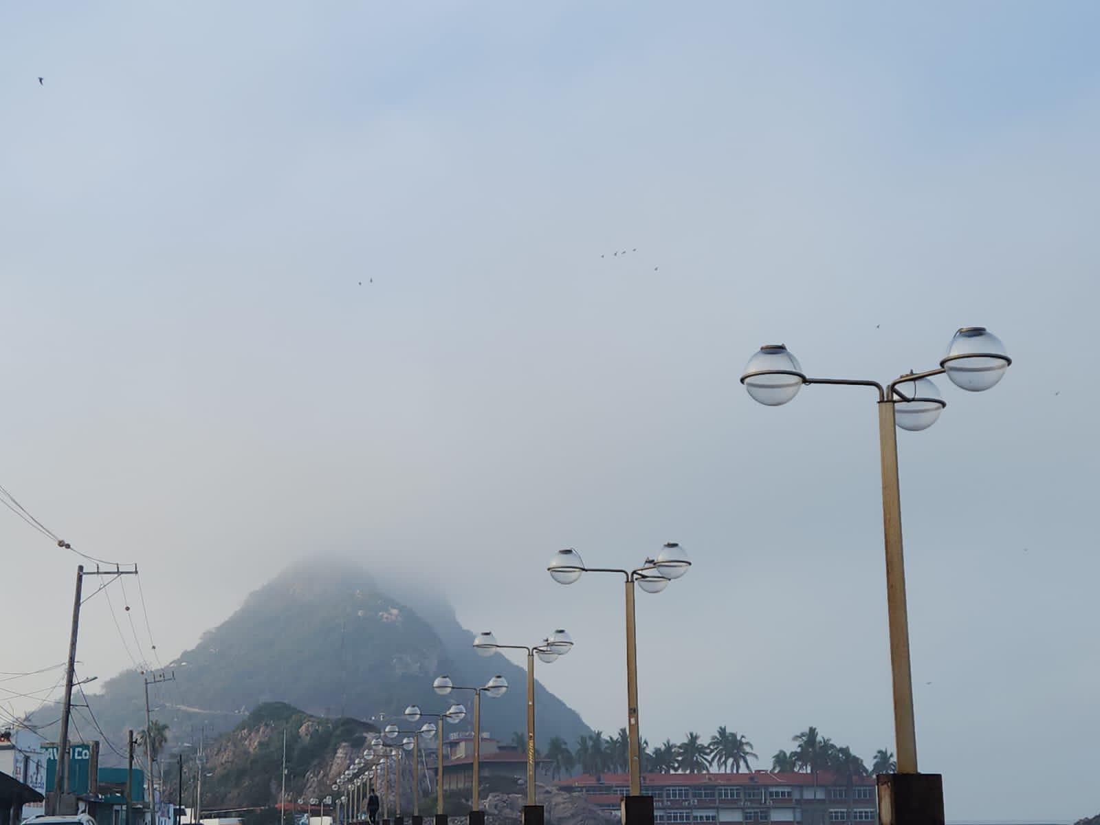 $!Pese a la niebla, visitantes no se pierden del faro de Mazatlán