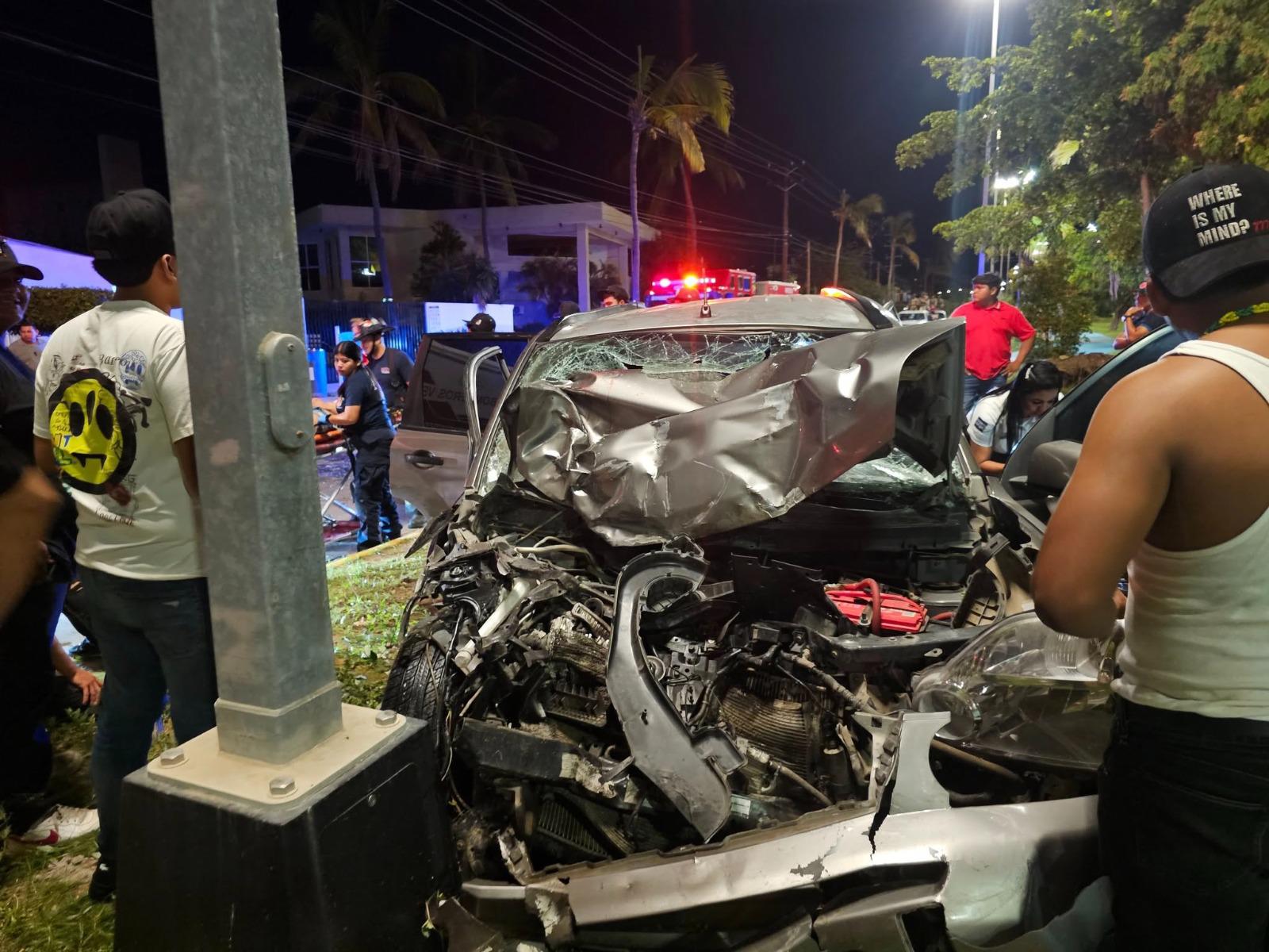 $!Chocan dos camionetas en la Sábalo-Cerritos; hay cinco lesionados, en Mazatlán