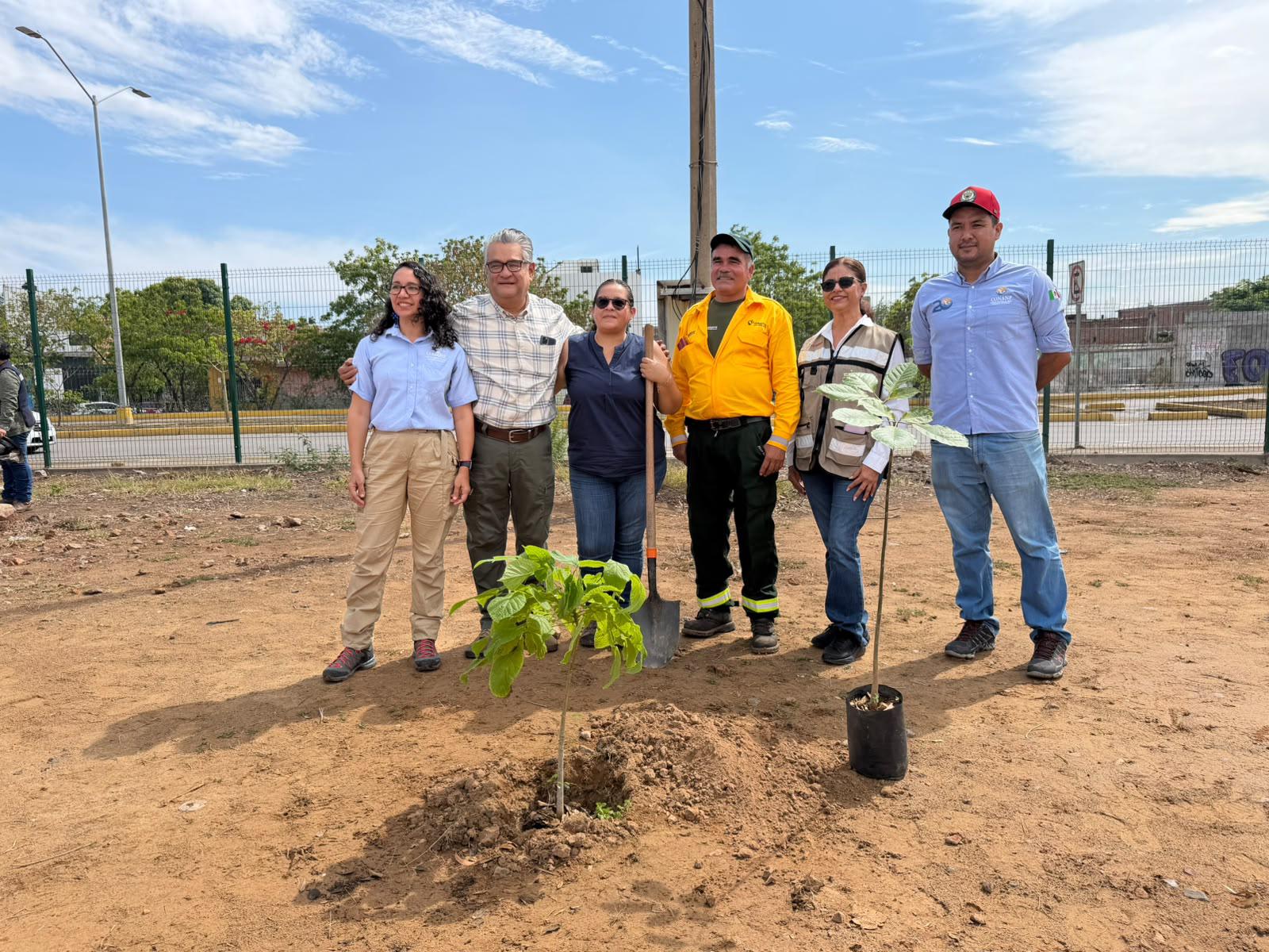 $!Plantan 30 árboles nativos junto al Estero del Infiernillo por el Día Nacional del Árbol