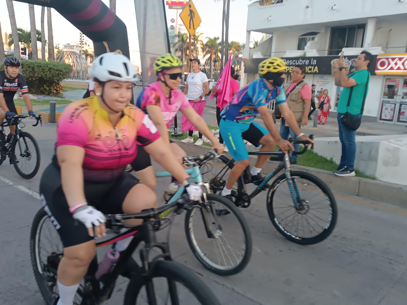$!Rodada en Rosa reúne a ciclistas y patinadores en Mazatlán