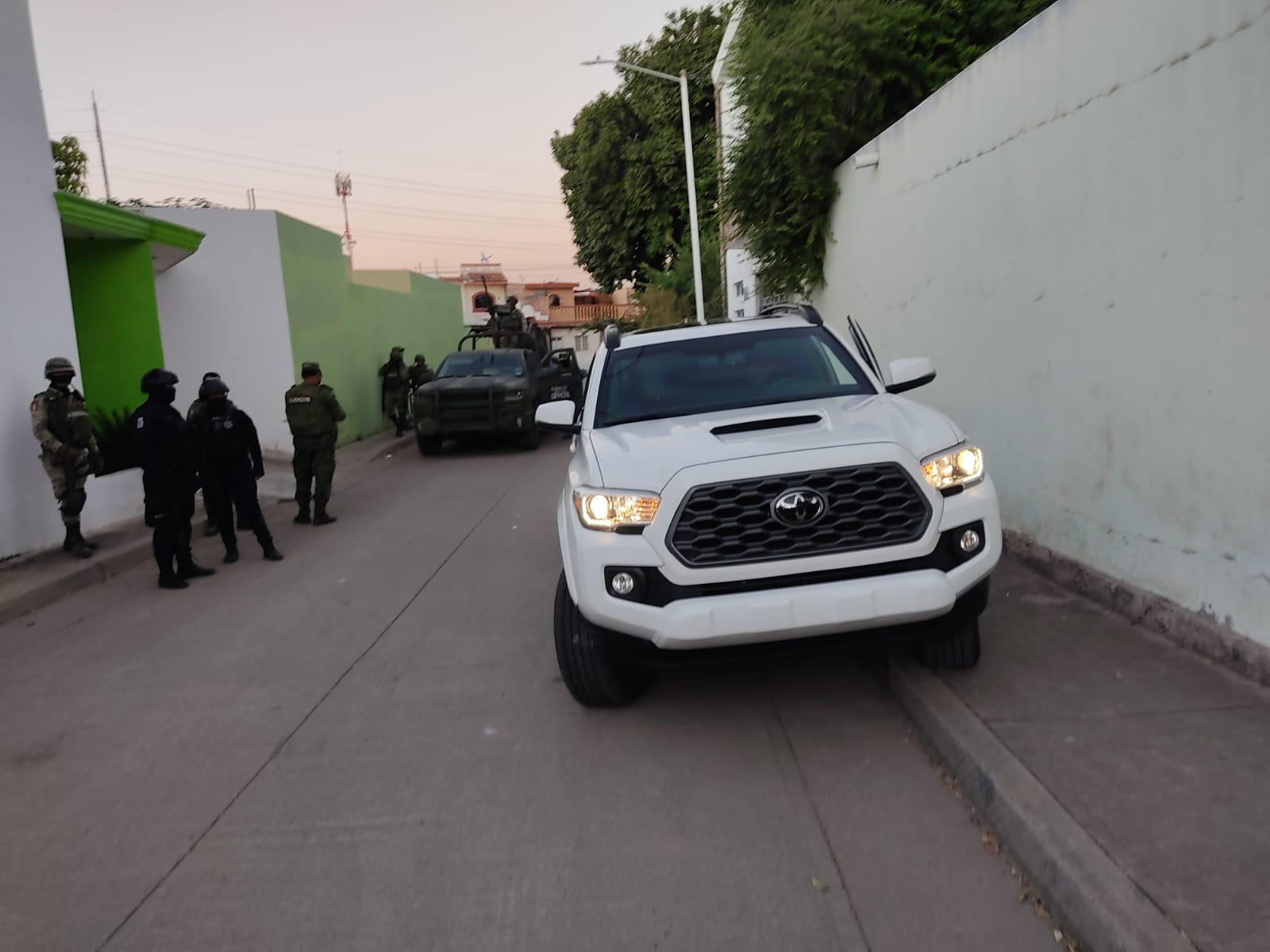 $!Aseguran camioneta blindada y con lanza ‘poncha llantas’ en Culiacán