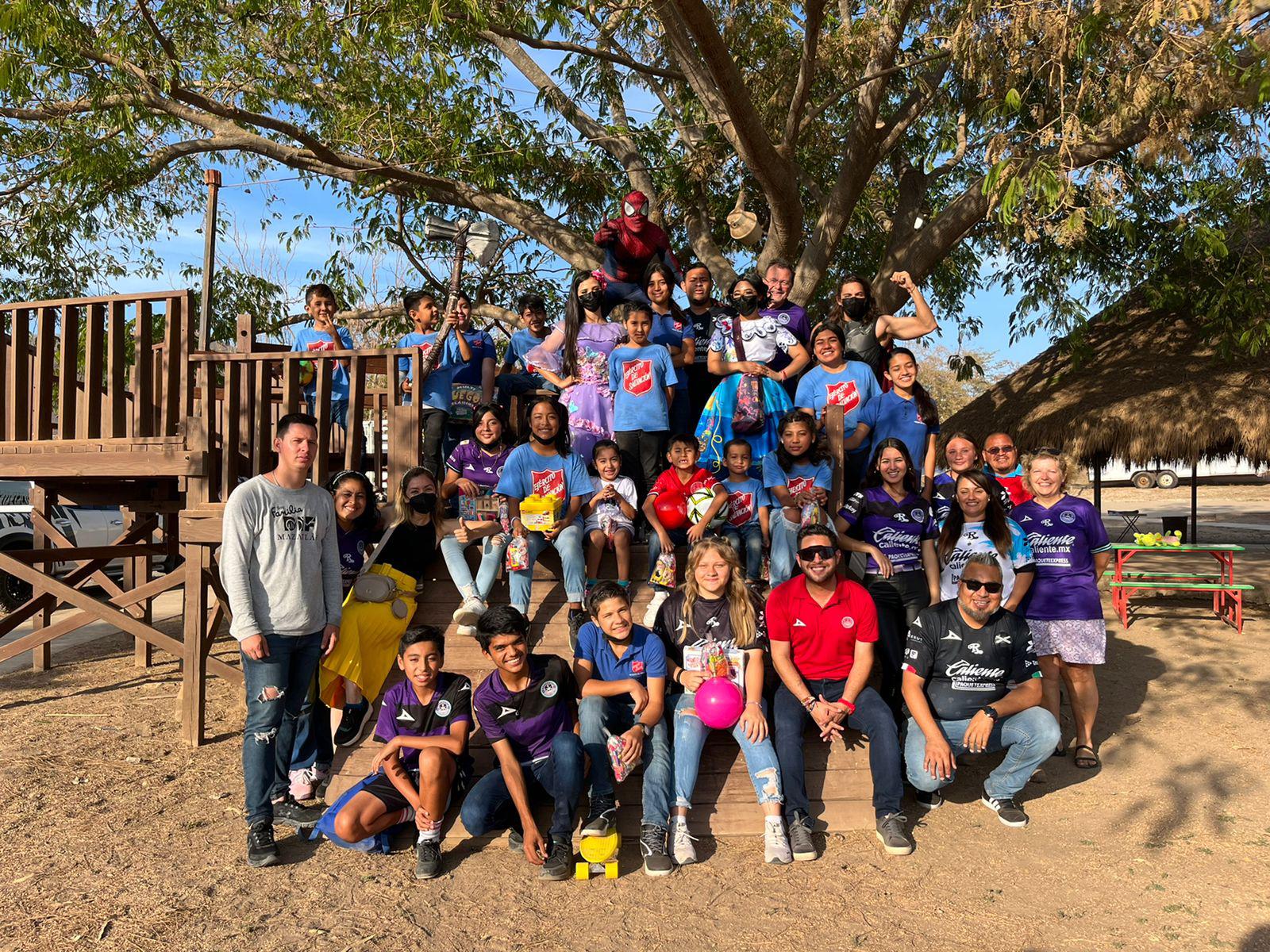 $!Mazatlán FC hace felices a los niños con entrega de juguetes