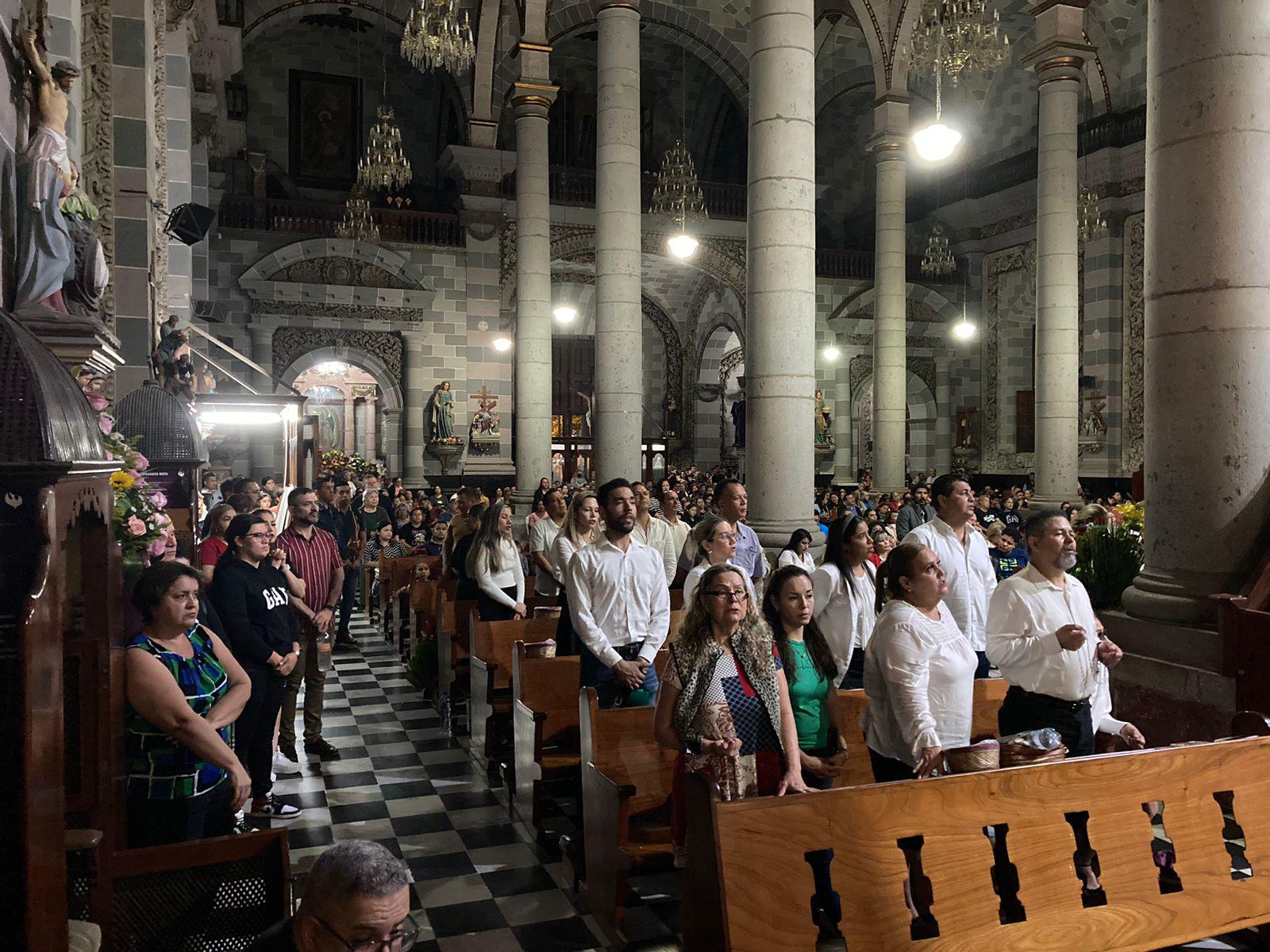 $!Cientos acuden a la Catedral de Mazatlán a cantar las Mañanitas a la Virgen de Guadalupe