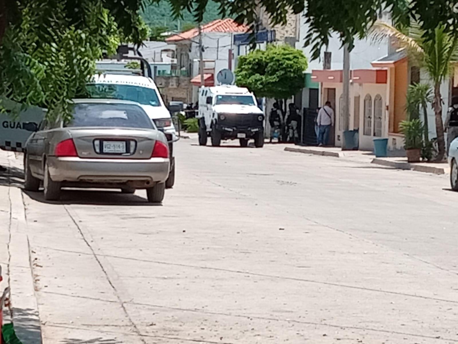 $!Acude la FGR a casa asegurada en Culiacán la noche del lunes