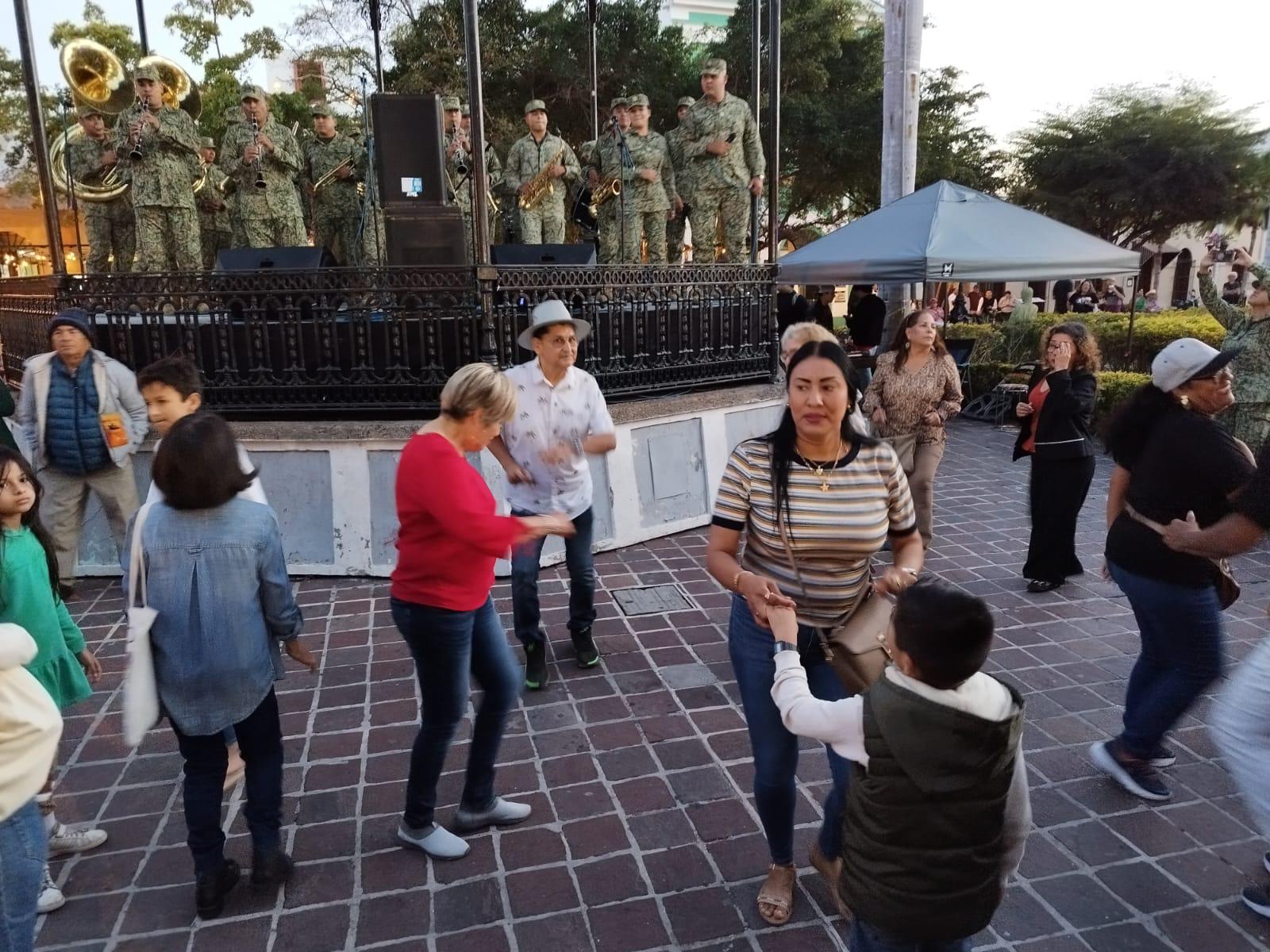 $!Decenas de turistas disfrutan la música de la Banda de Tercera Región Militar