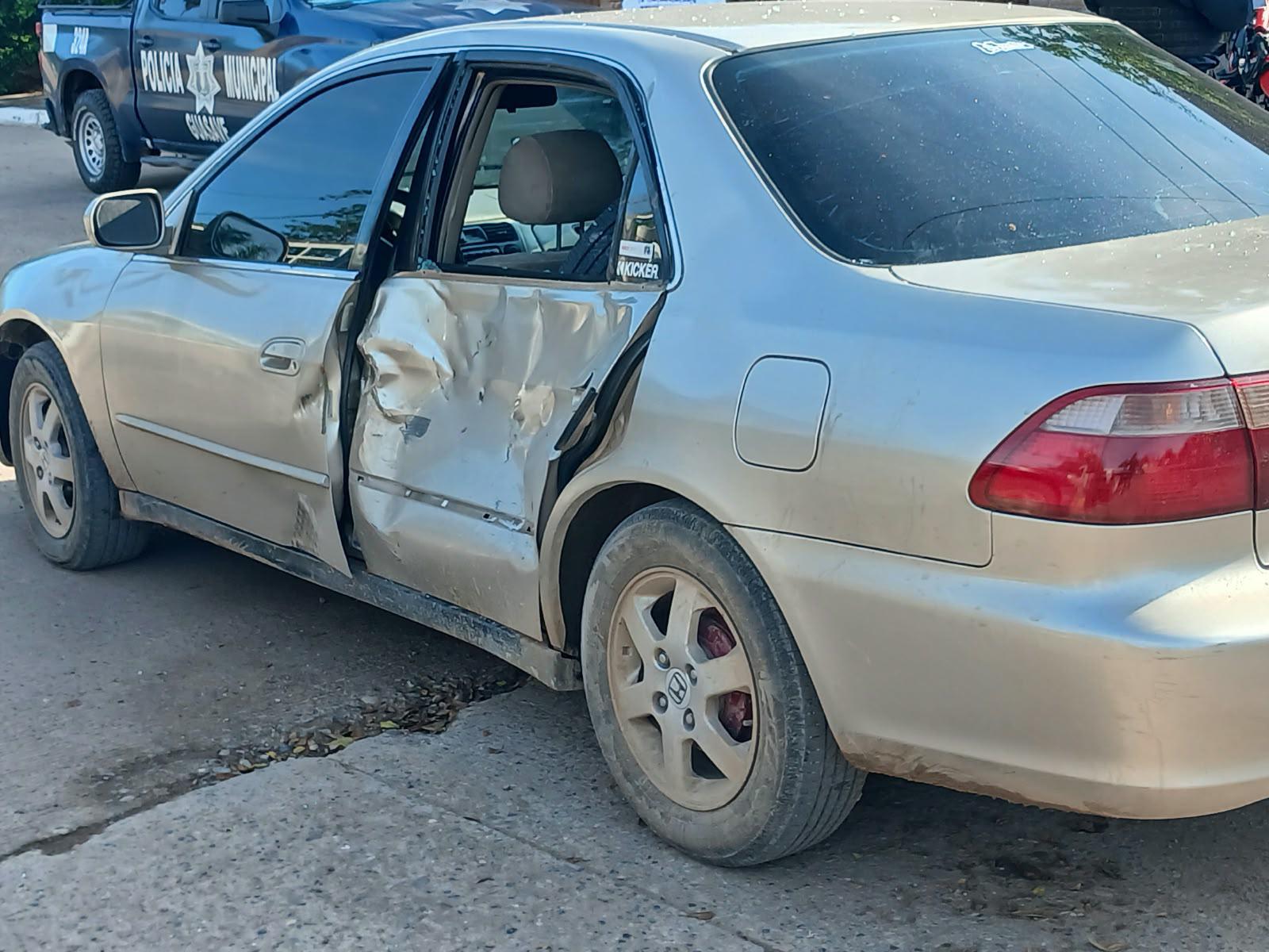 $!Motociclista queda herido tras chocar contra un automóvil en calles de Bamoa, Guasave