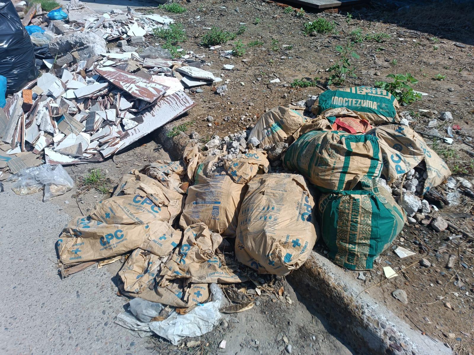 $!Reportan acumulamiento de basura en calle Ignacio Allende de colonia Juan Carrasco, en Mazatlán