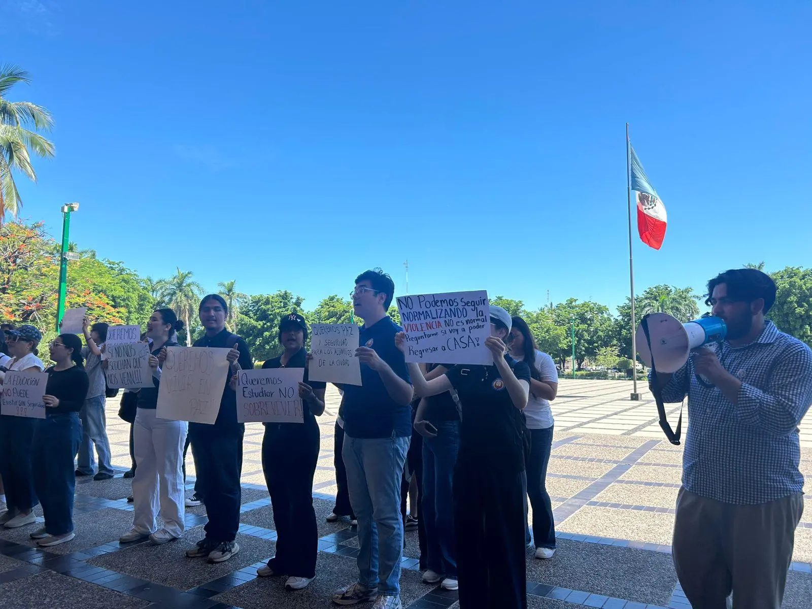 $!Reclaman estudiantes de la UAS seguridad y paz al Gobierno de Sinaloa tras asesinato de alumno