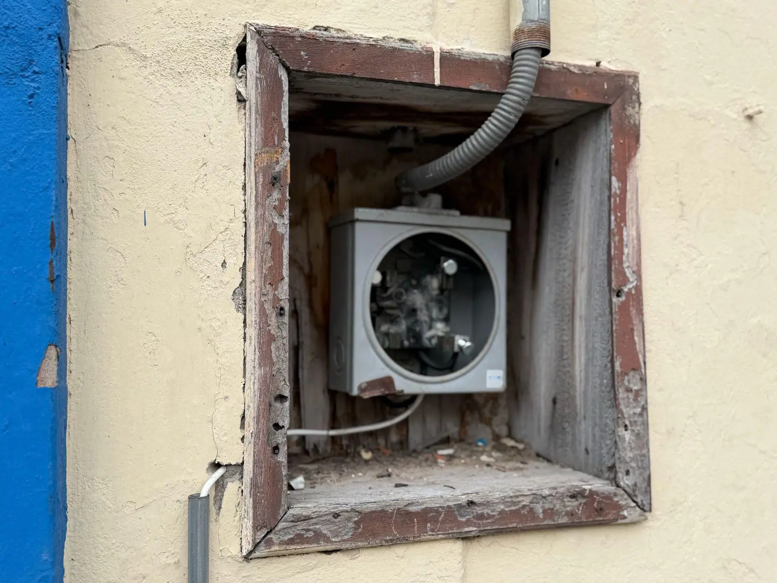$!Incumple CFE resolución federal y deja sin luz a tres adultos mayores en Mazatlán