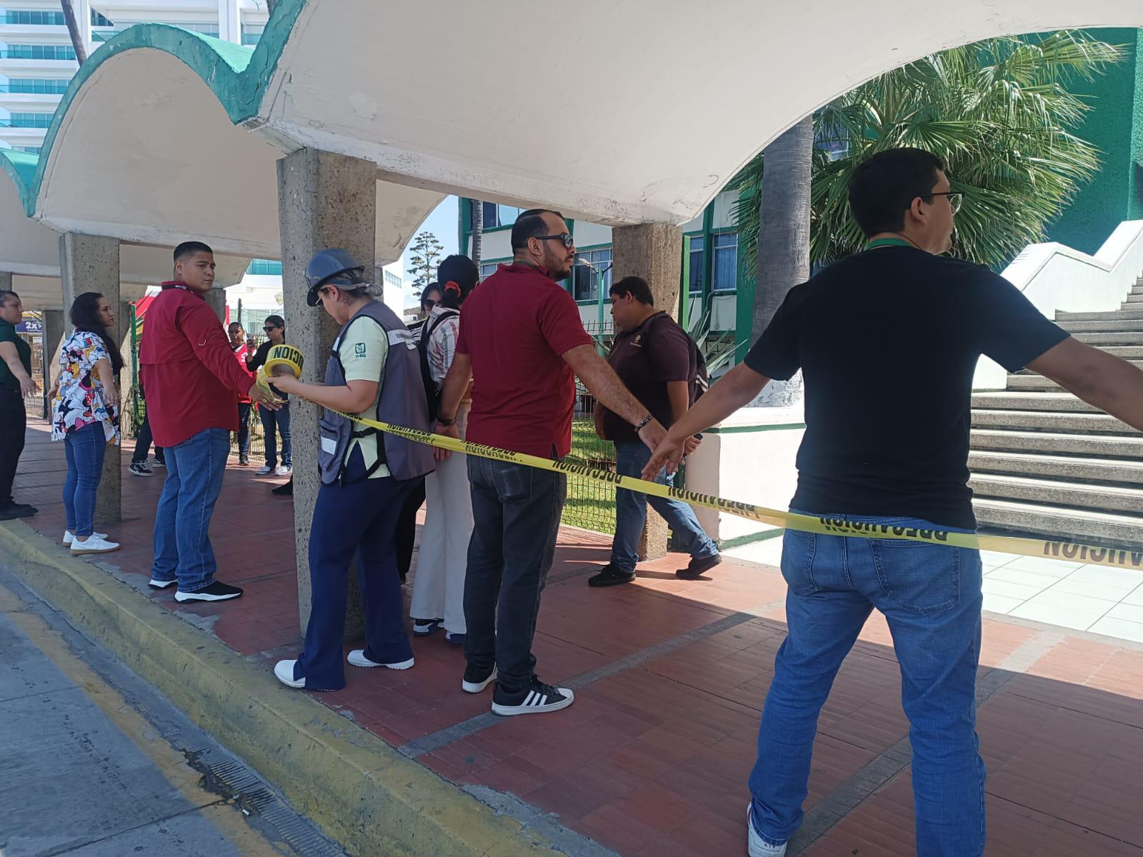 $!Realizan elementos rescatistas de Mazatlán simulacro de sismo en la guardería del IMSS viejo