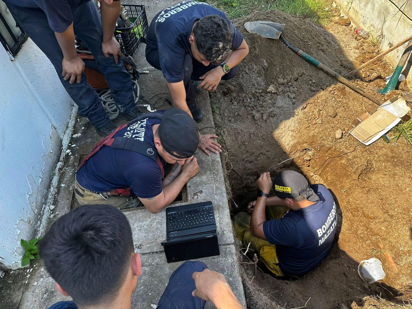 $!Bomberos de Mazatlán salvan a dos gatitos atrapados en una tubería