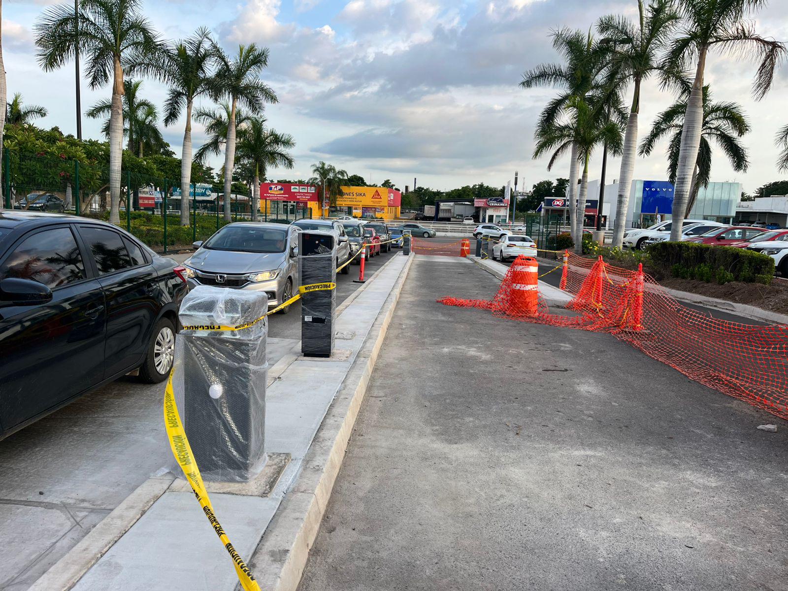 $!Costco Culiacán comenzará a cobrar estacionamiento; colocan plumas de acceso