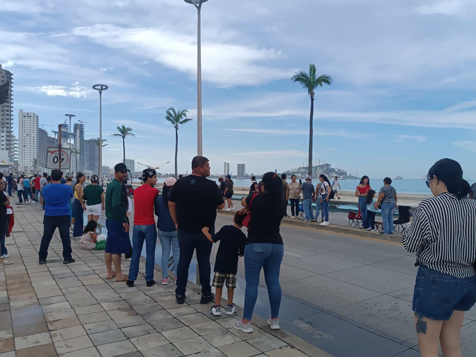 $!’Madrugan’ mazatlecos para presenciar el desfile por Independencia de México en el malecón