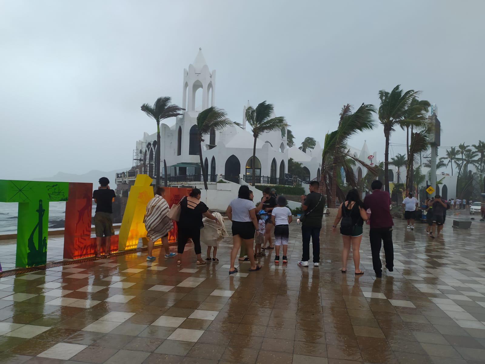 $!Después de la tormenta... ¿la fiesta? En Mazatlán, turistas ya andan en la calle a unas horas del paso de Nora
