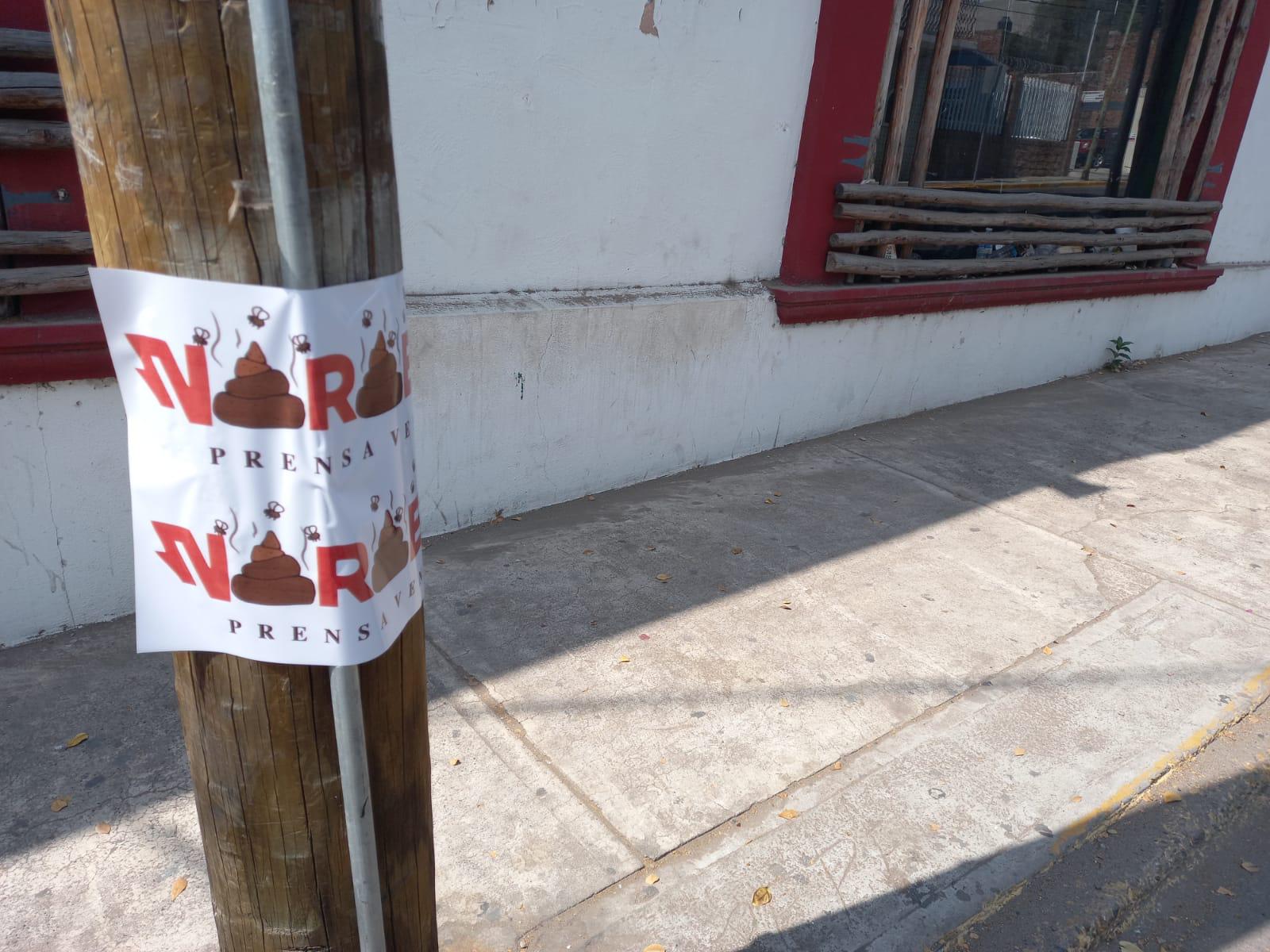$!En el poste de la esquina de callejón Corona y Rosales también fue pegada una calca.