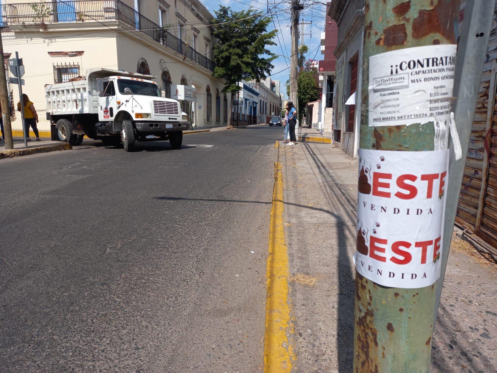 $!Otro poste cerca de la calle Andrade también tenía una de las calcas.