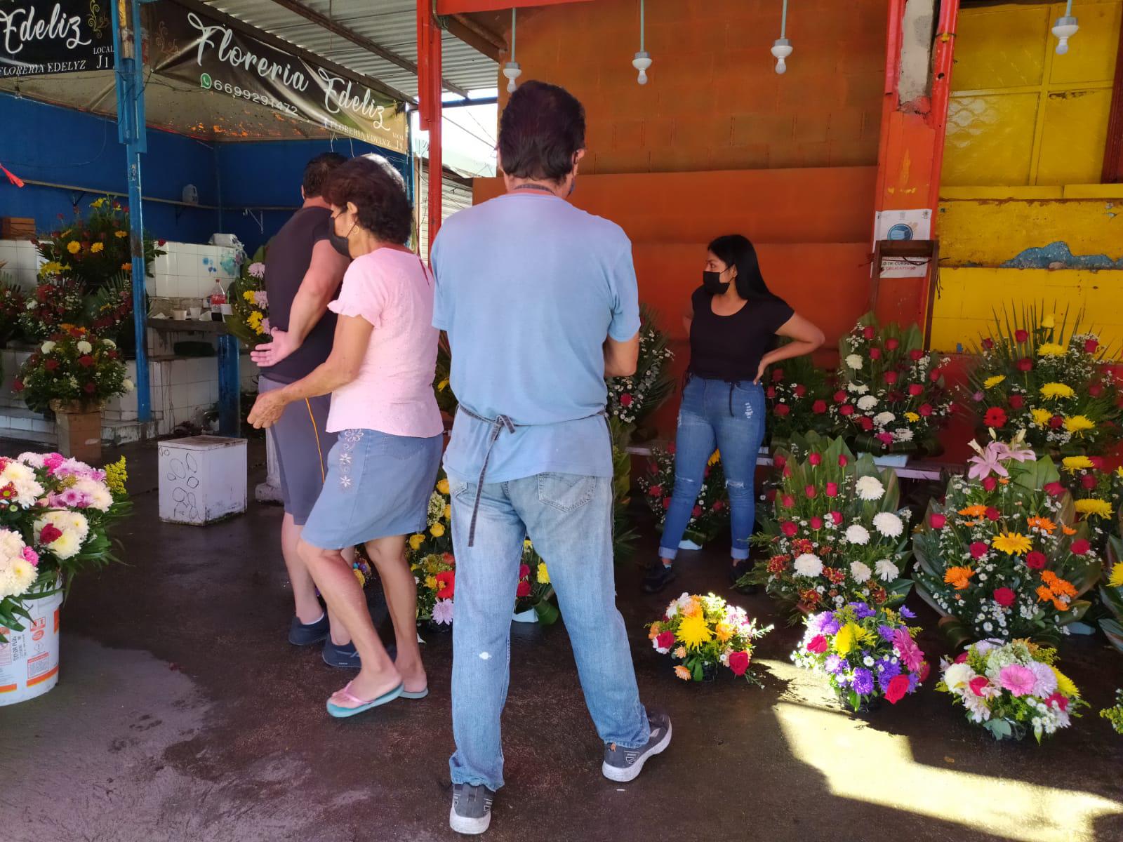 $!‘Revive’ venta de flores este Día de Muertos en Mazatlán