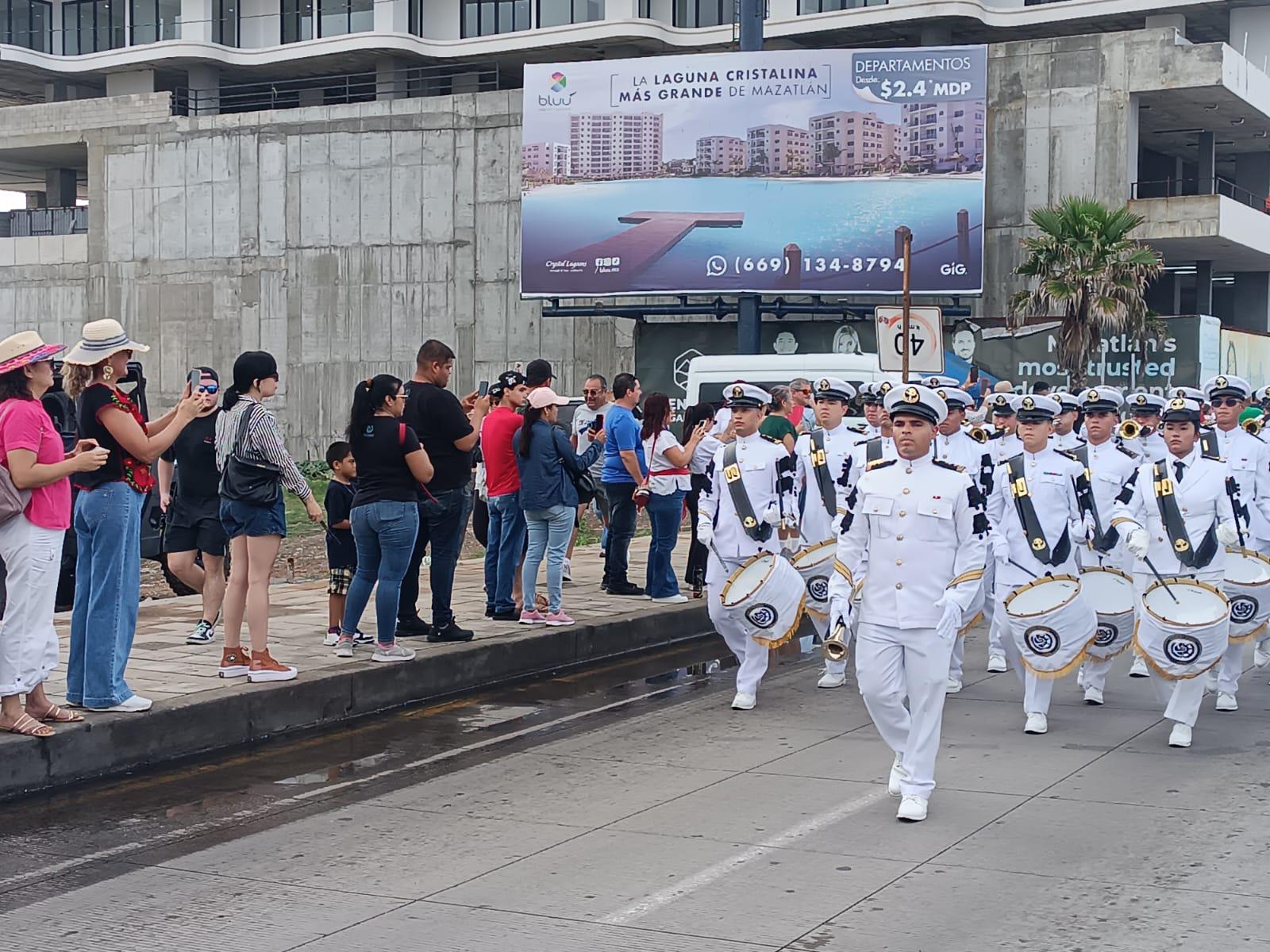 $!’Madrugan’ mazatlecos para presenciar el desfile por Independencia de México en el malecón