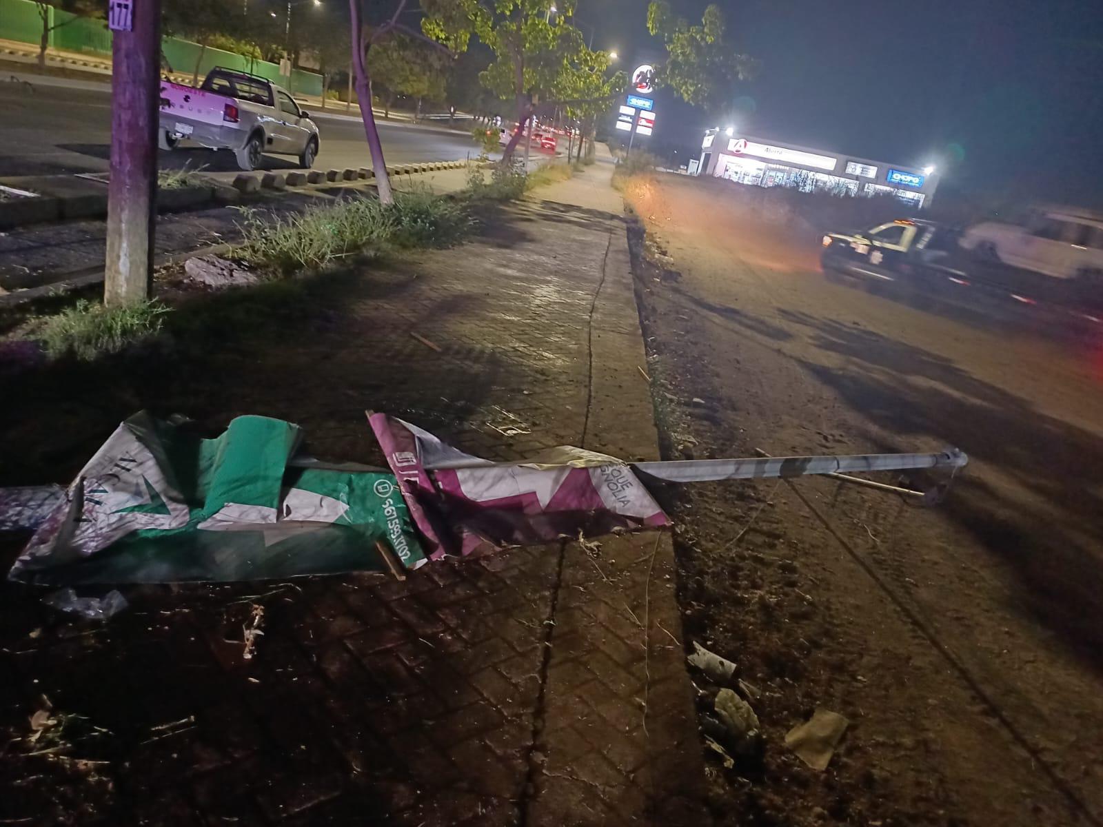 $!Conductor termina volcado tras derribar un poste de luz, en Culiacán