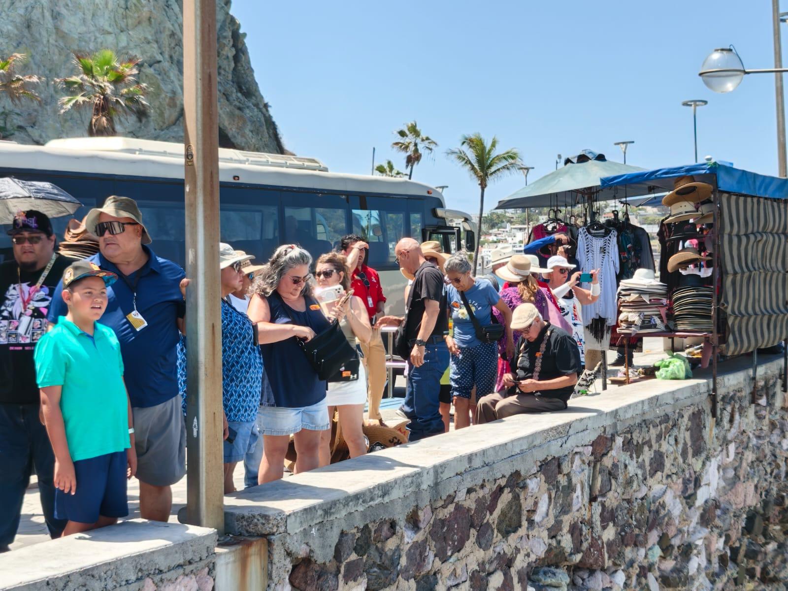$!Arriba el Carnival Panorama a Mazatlán con más de 4 mil pasajeros