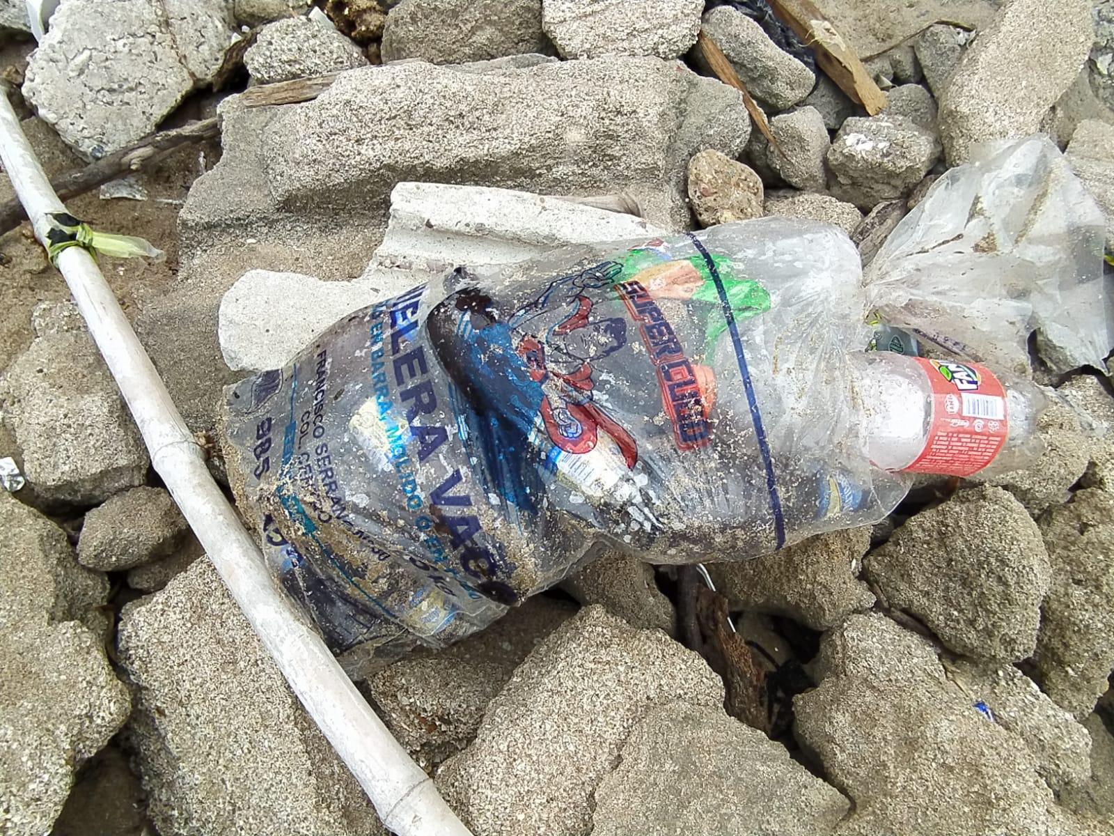 $!Dejan llenas de basura las playas del malecón de Mazatlán