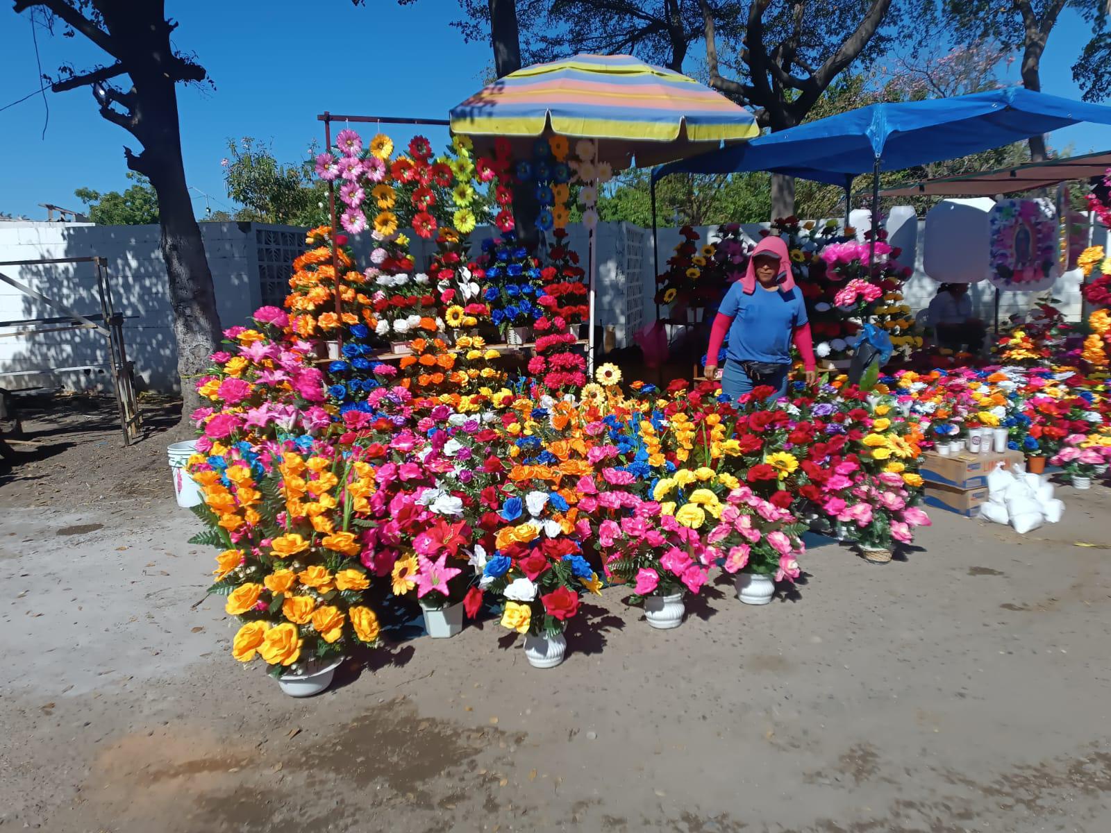 $!Autorizan 81 permisos a comerciantes en panteones de Mazatlán por el Día de las Madres