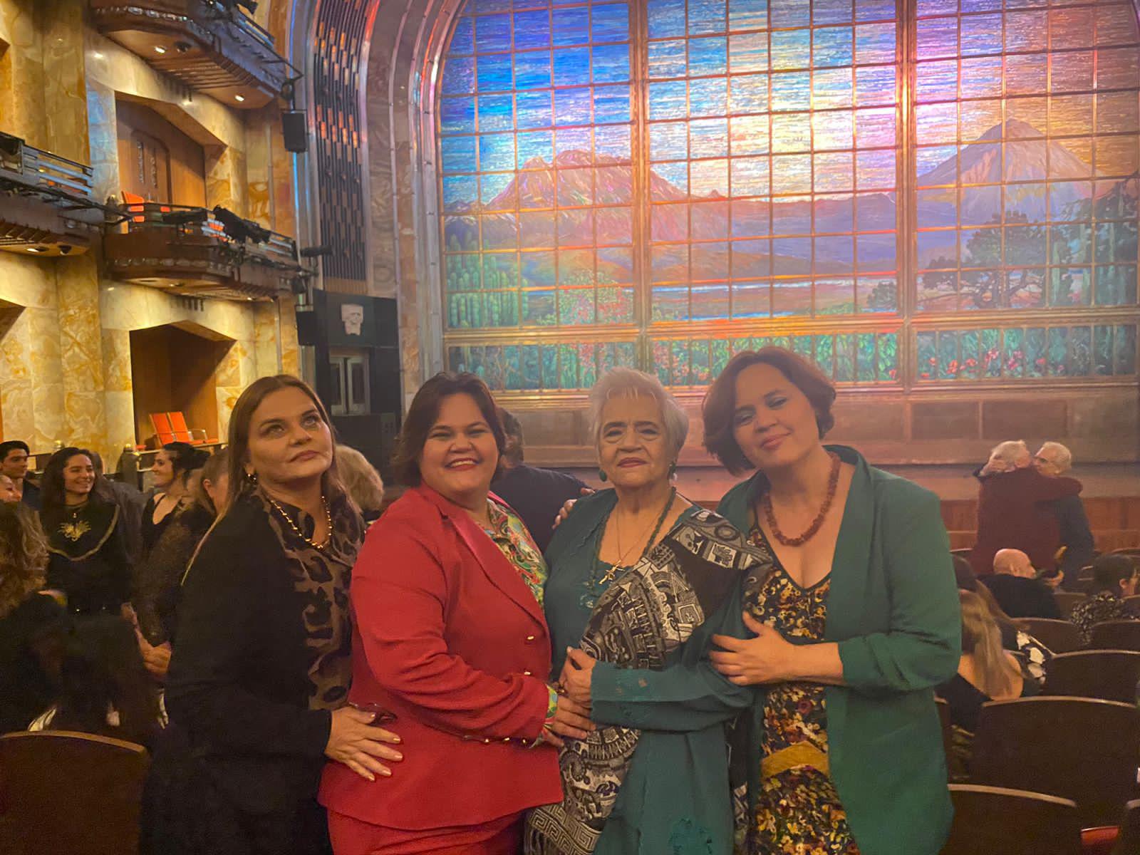 $!Laura, Karina y Georgina Martínez Montaño, felices de apoyar a su mamá.