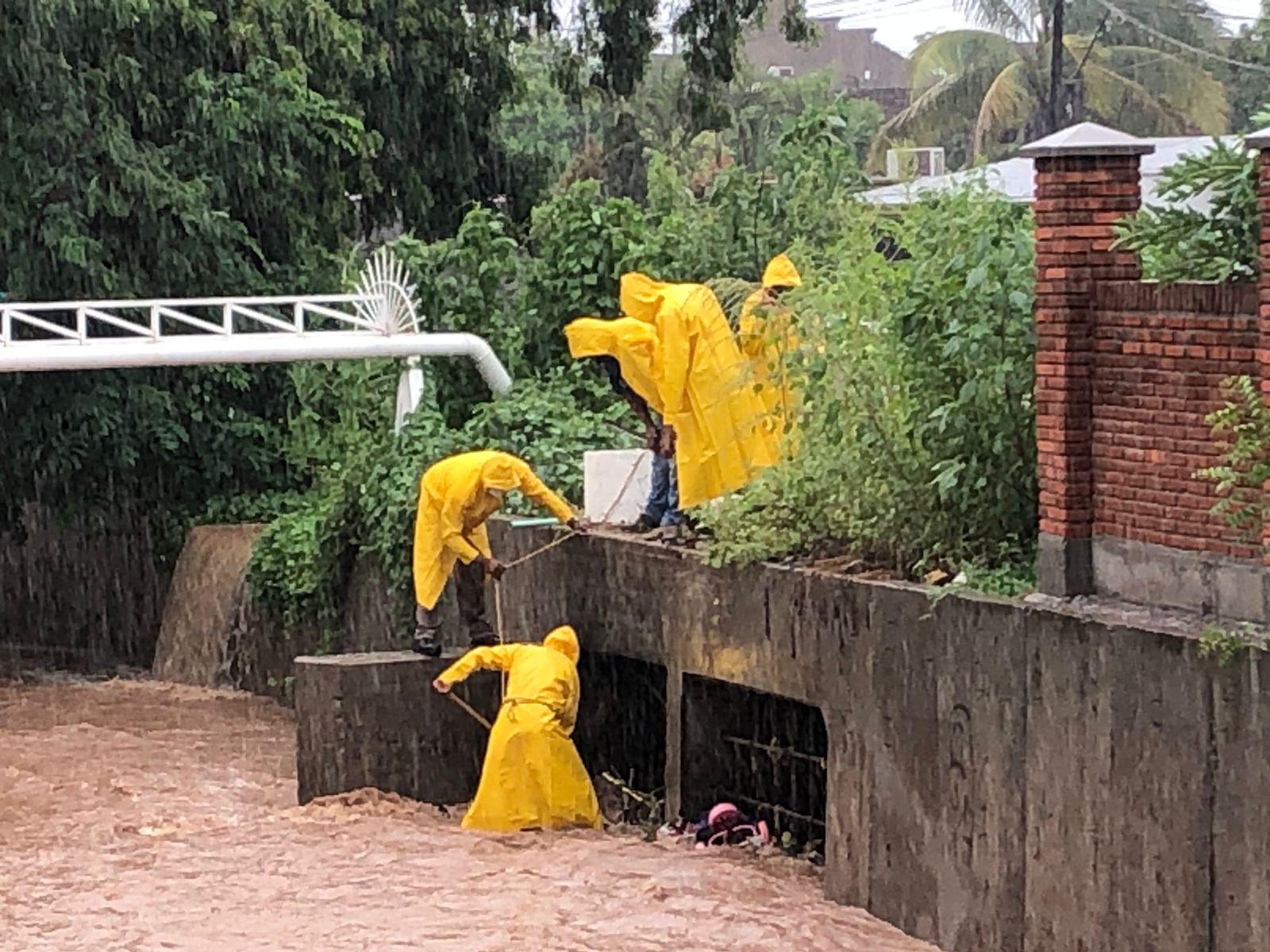 $!Desquicia la lluvia a Culiacán; calles inundadas y arroyos con altos niveles de agua ya son un peligro