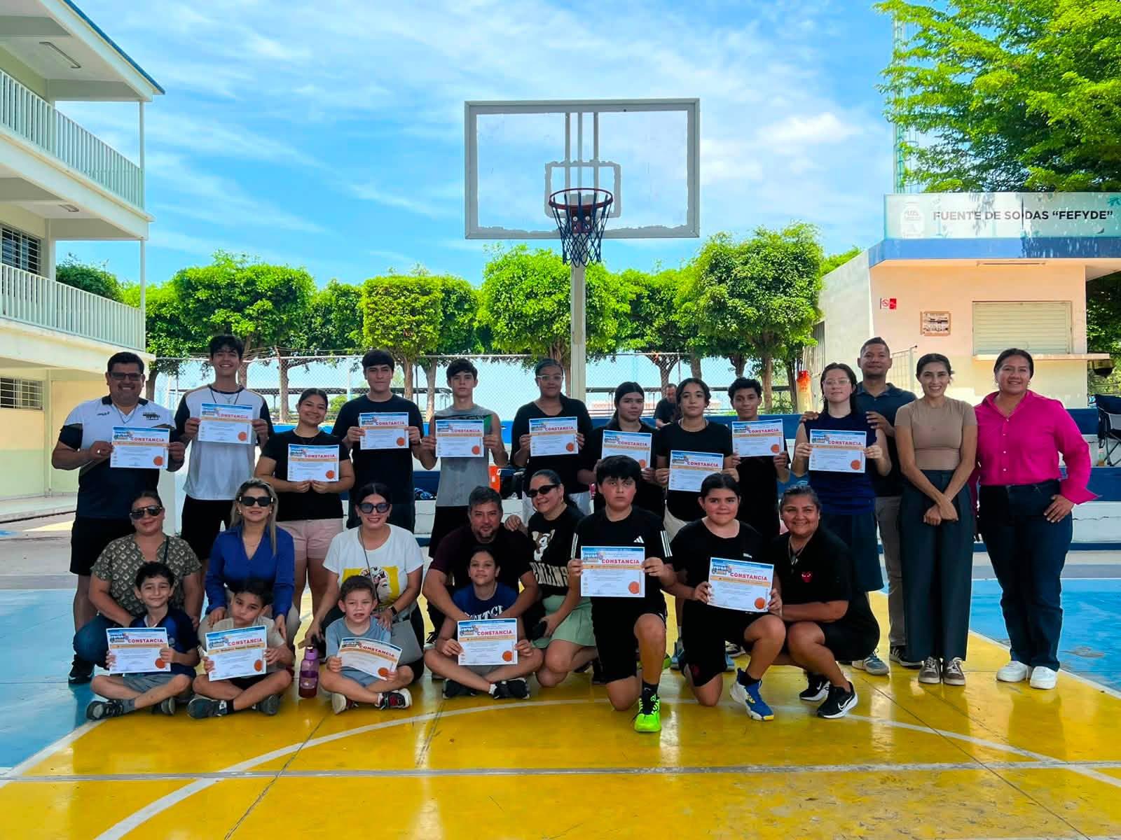 $!Los alumnos del taller de basquetbol recibieron su diploma de participación.