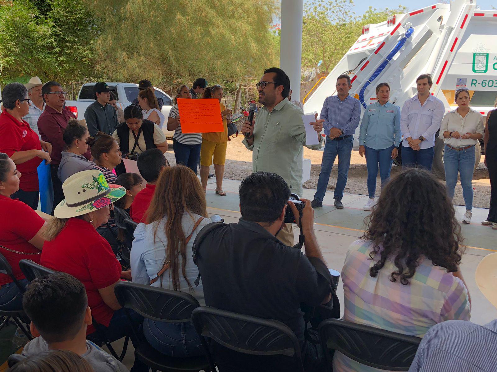 $!Gobierno de Culiacán entrega dos camiones recolectores en Quilá