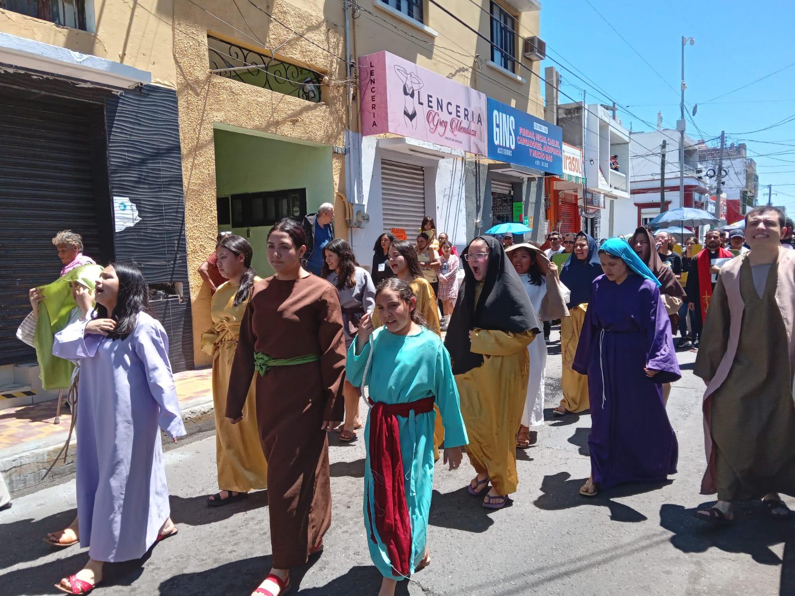 $!Mazatlecos y turistas atestiguan el Viacrucis Viviente en calles del Centro de puerto