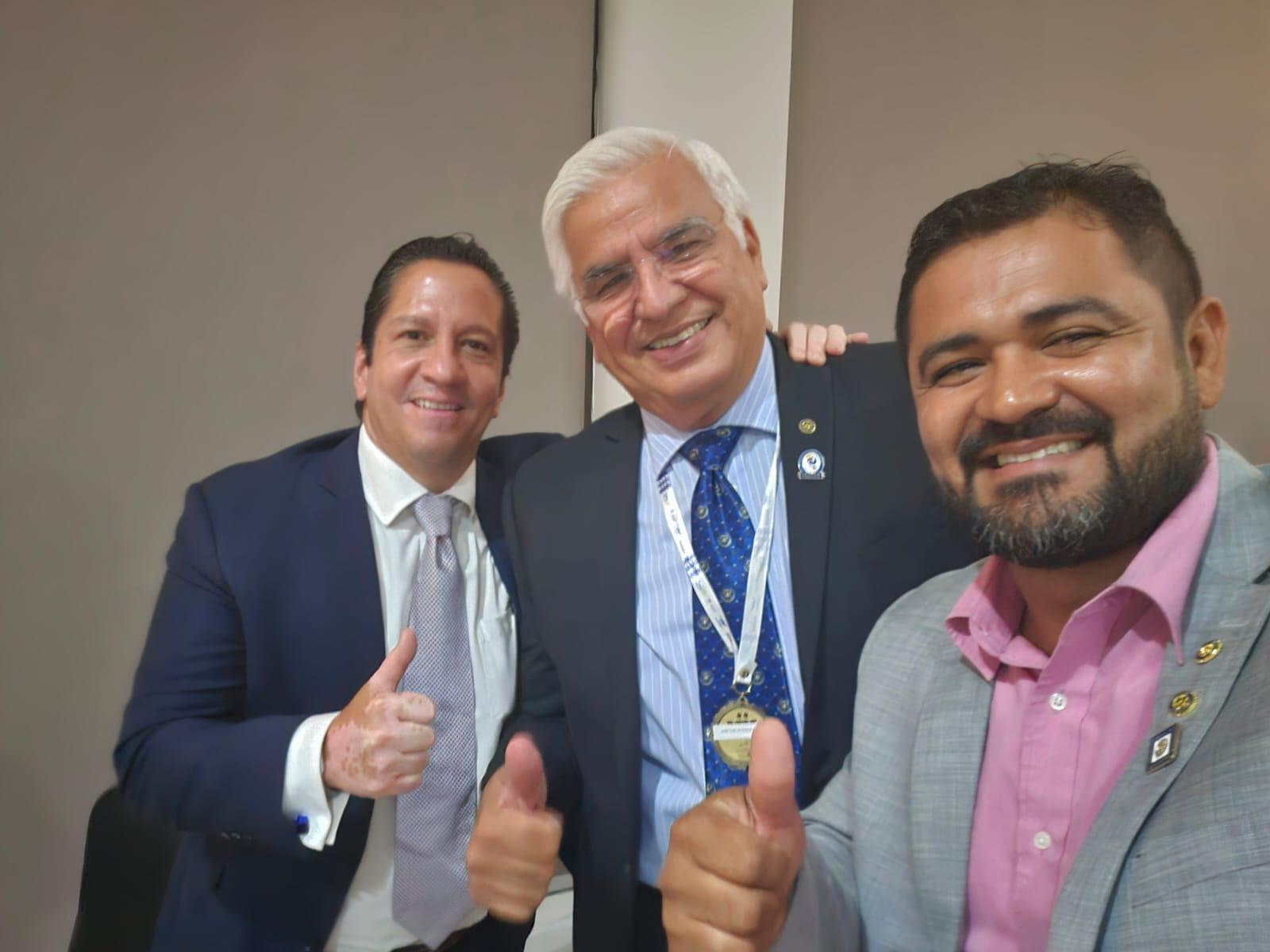 $!Reconocimiento a José Carlos Ramos Zavala por 23 años de servicio rotario. Lo acompañan Luis Alfonso Gastélum y Samuel Maldonado.