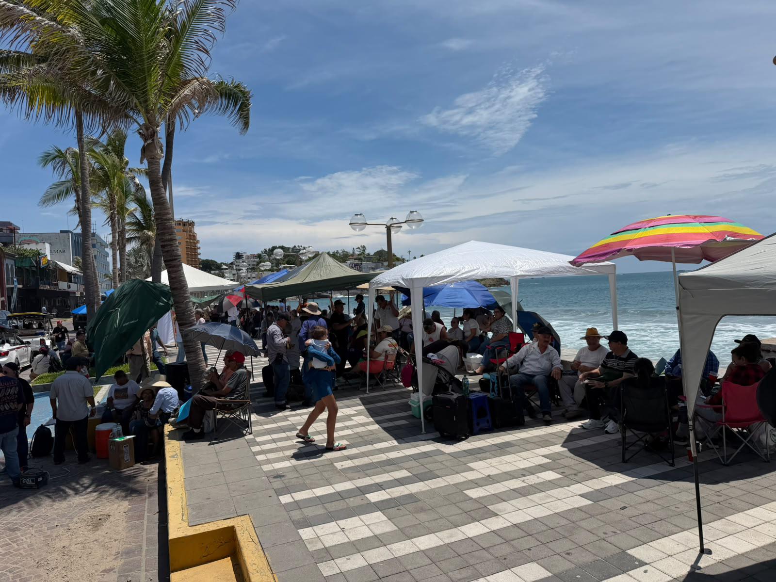 $!Habitantes de El Vigía protestan frente al Poder Judicial en Mazatlán exigiendo seguridad jurídica sobre predios