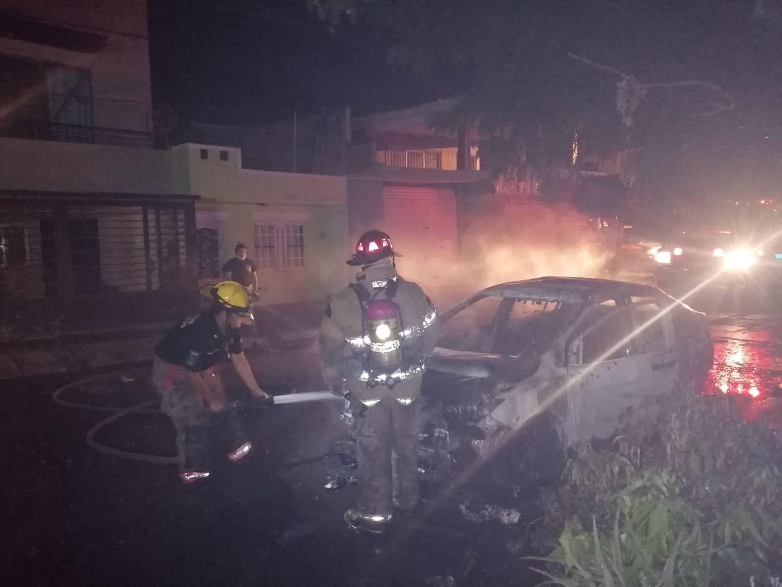 $!Enfrentamiento entre civiles armados en Mazatlán deja cuatro muertos y vehículo incendiado de tantos disparos