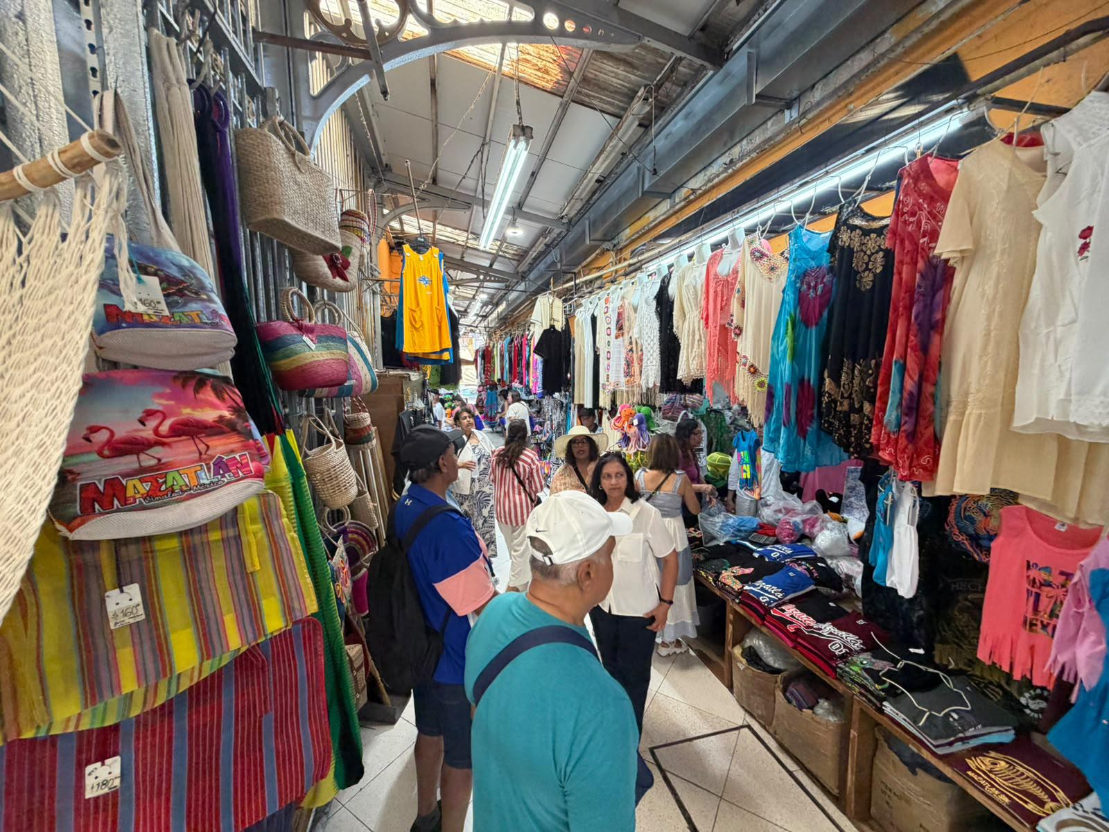 $!Huracán Simon no frena la llegada de turistas al Mercado Pino Suárez en Mazatlán