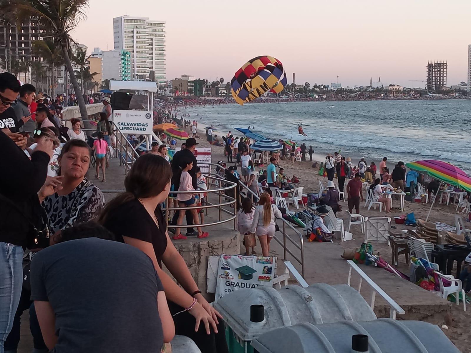 $!Se registra éxodo de bañistas de las playas de Mazatlán este Viernes Santo