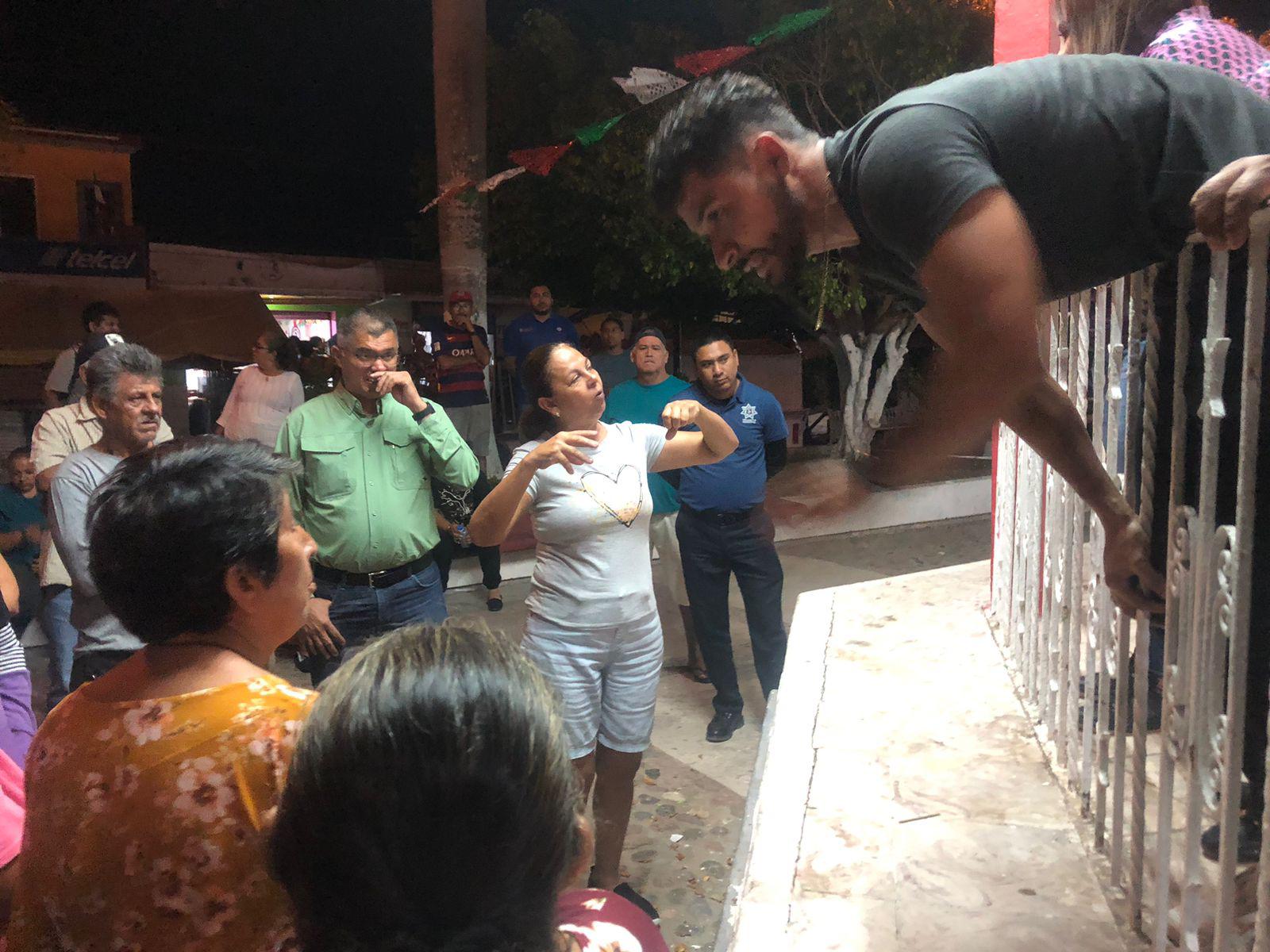 $!Acude Alcaldesa de Escuinapa a escuchar los reclamos de los habitantes por falta de agua