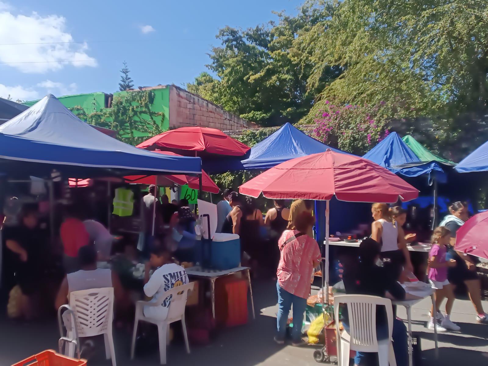 $!Mazatlecos dan vida y color al tianguis de la colonia Benito Juárez pese a mala temporada