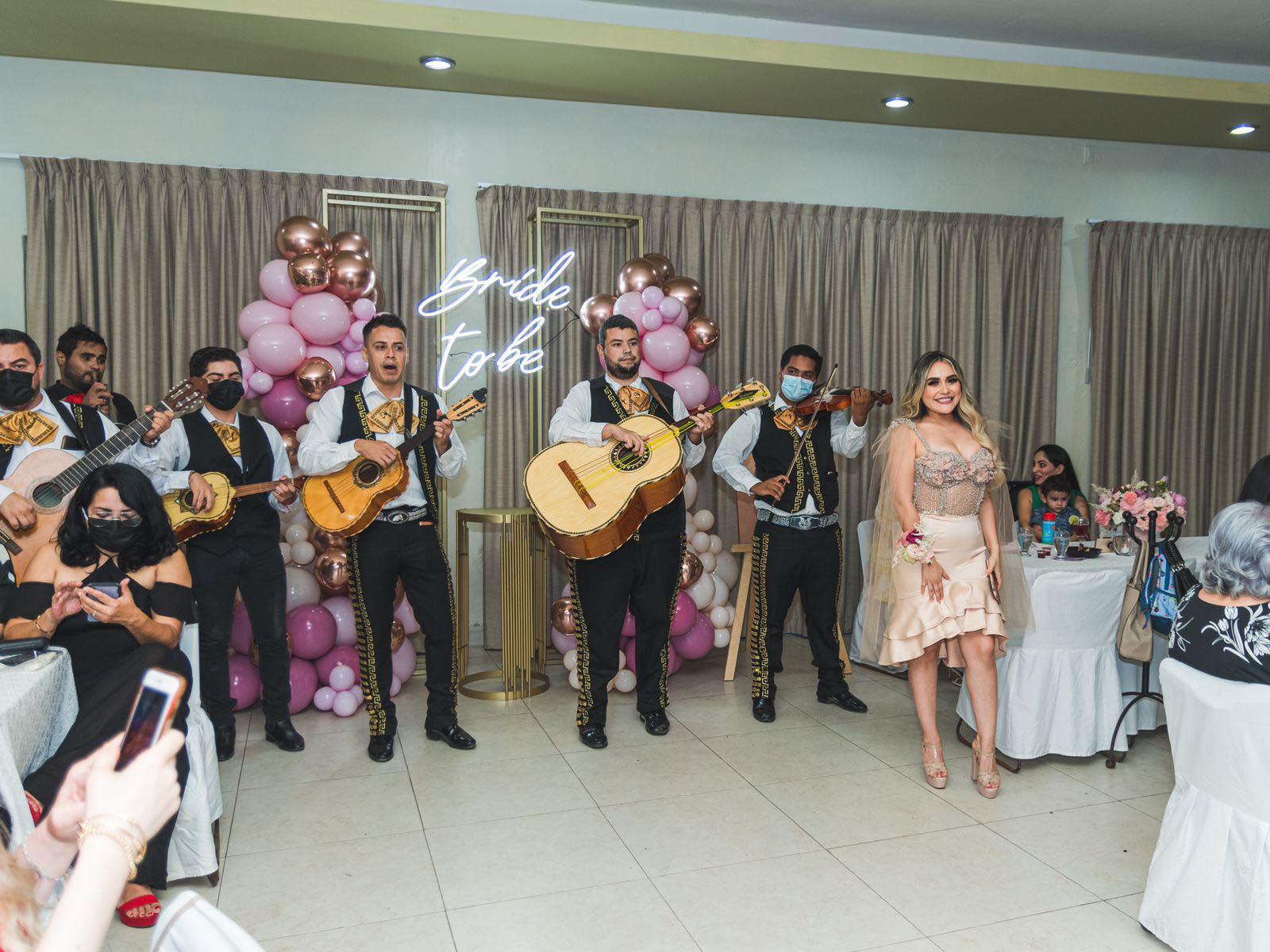 $!En el prenupcial, la novia y sus invitados disfrutaron de la música de un Mariachis.