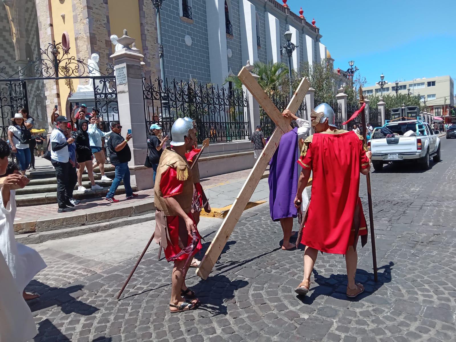 $!Mazatlecos y turistas atestiguan el Viacrucis Viviente en calles del Centro de puerto