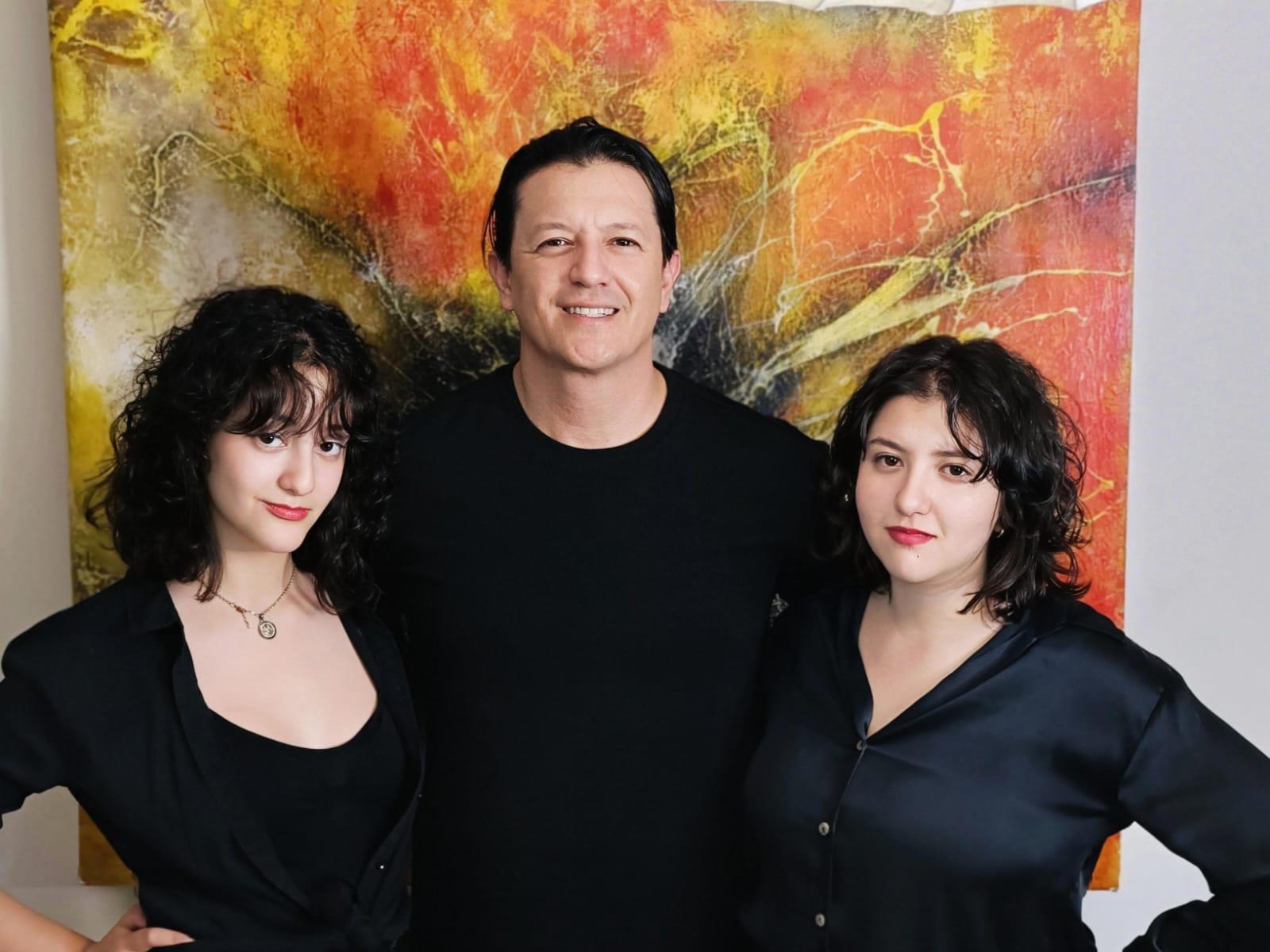 $!Daniel Borrego junto a sus hijas Sabina y Sasha.