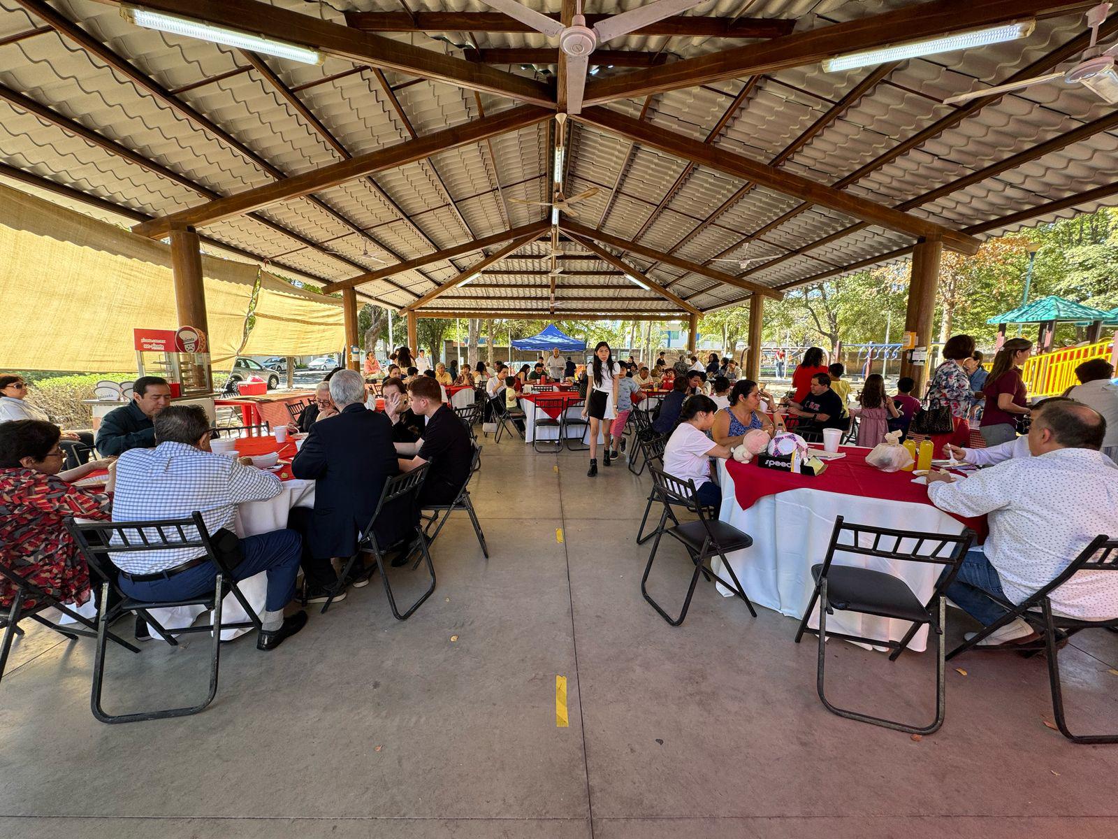 $!Conviven en kermés para ayudar al Templo de la Sagrada Familia