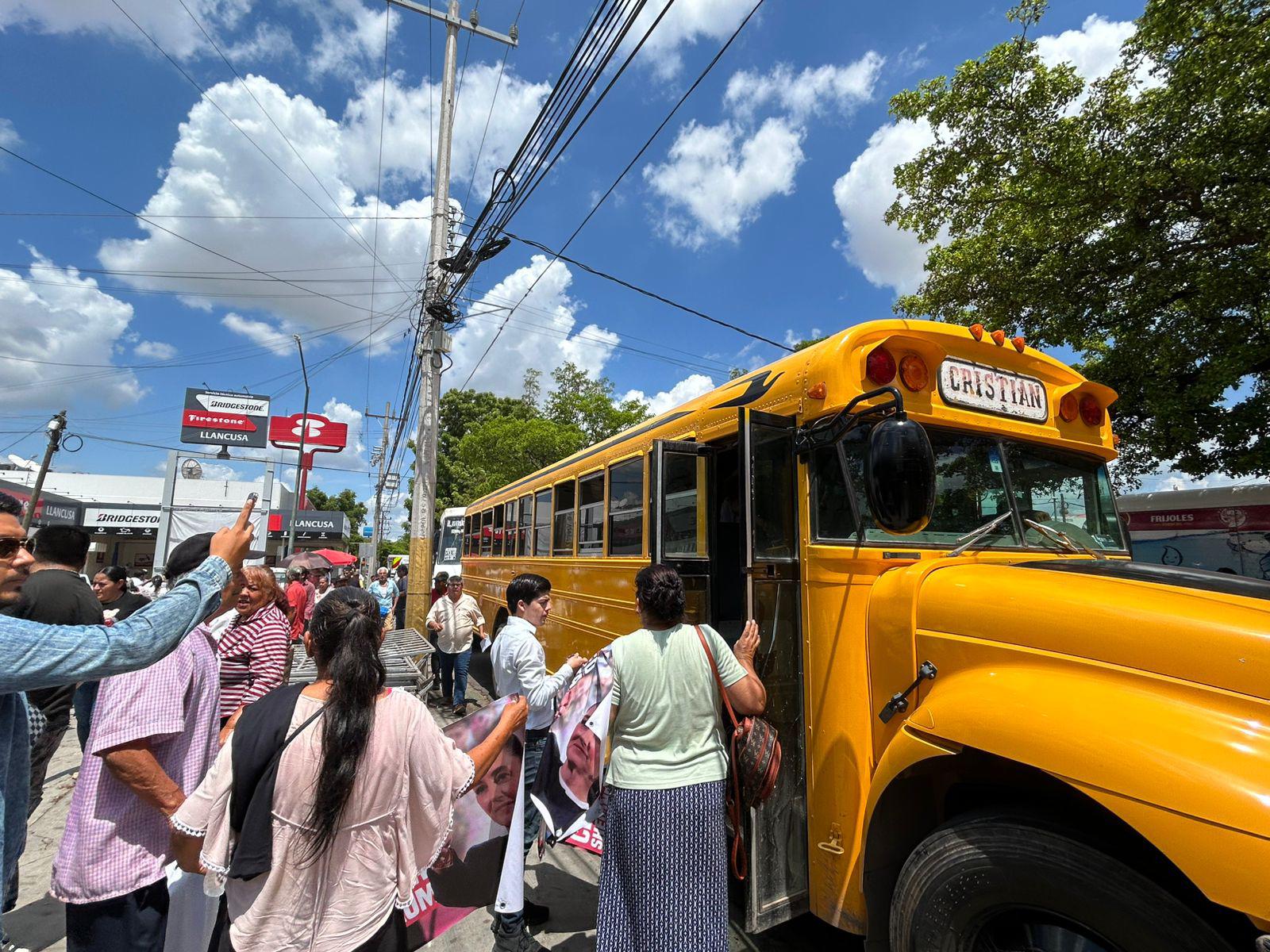 $!Morena moviliza en camiones a cientos de personas a evento de Sheinbaum en Culiacán