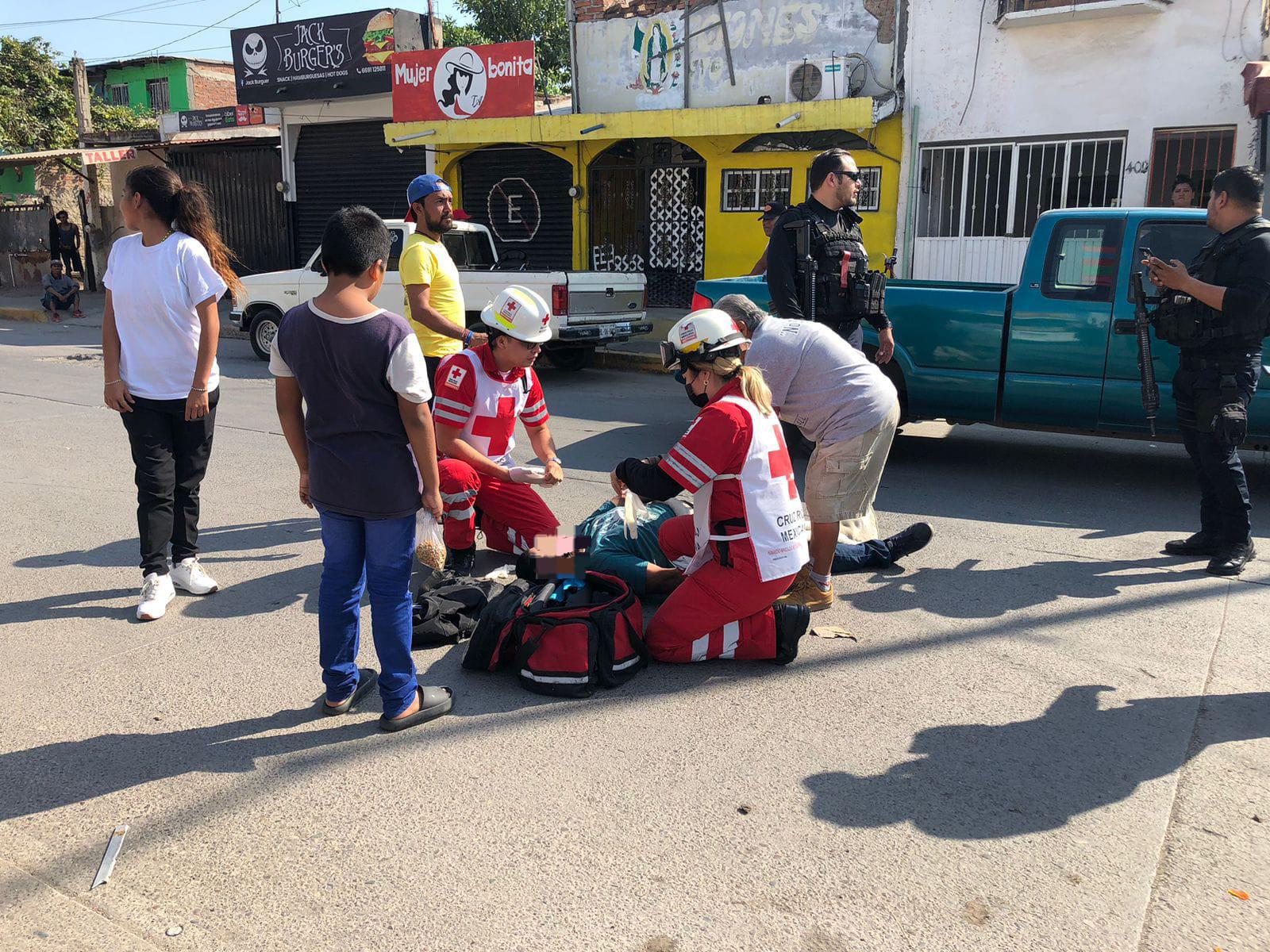 $!Motociclista grave tras chocar contra una pulmonía en Mazatlán
