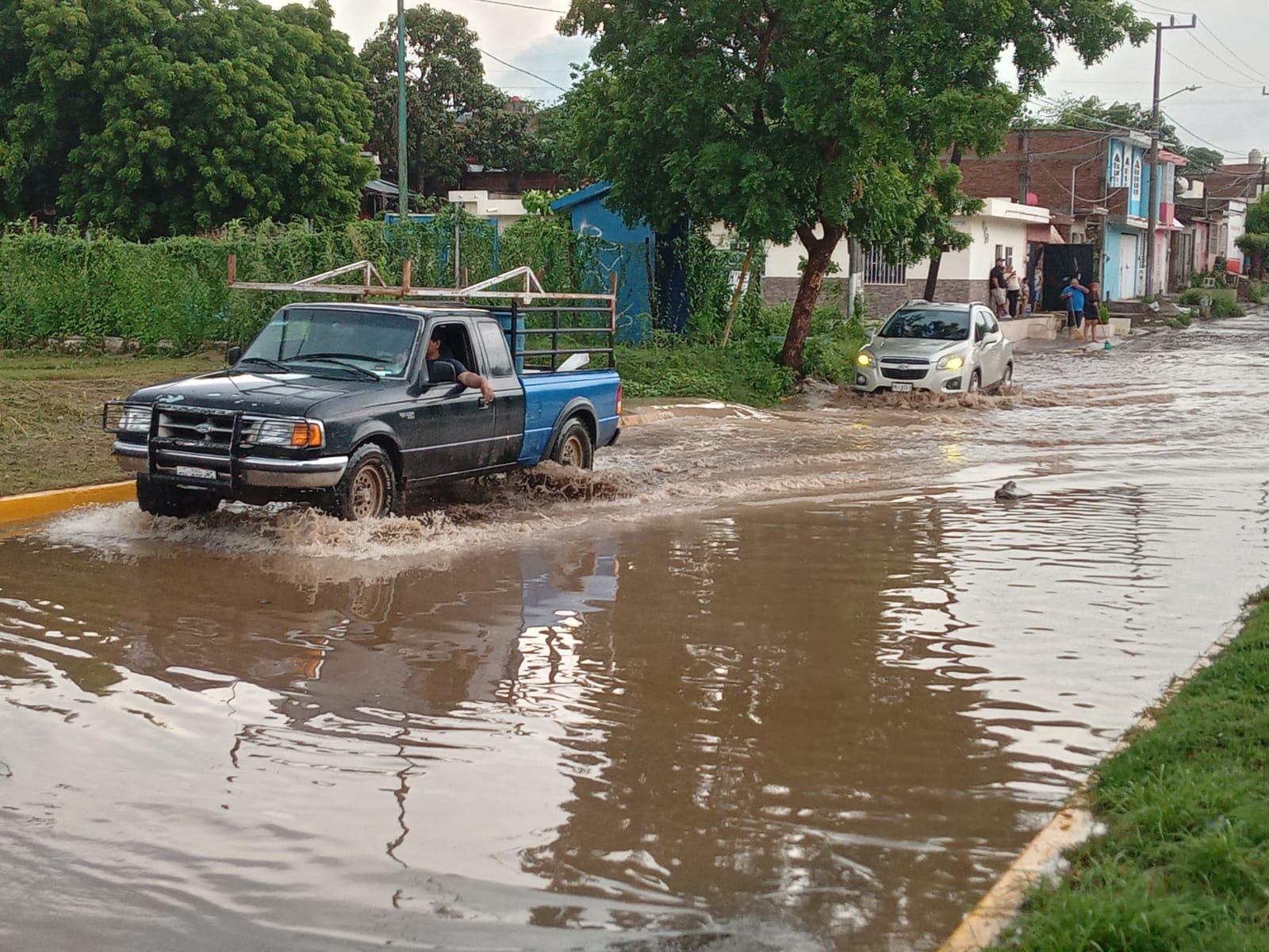 $!Se inunda tramo de avenida y calle en la Genaro Estrada tras lluvias de este miércoles en Mazatlán