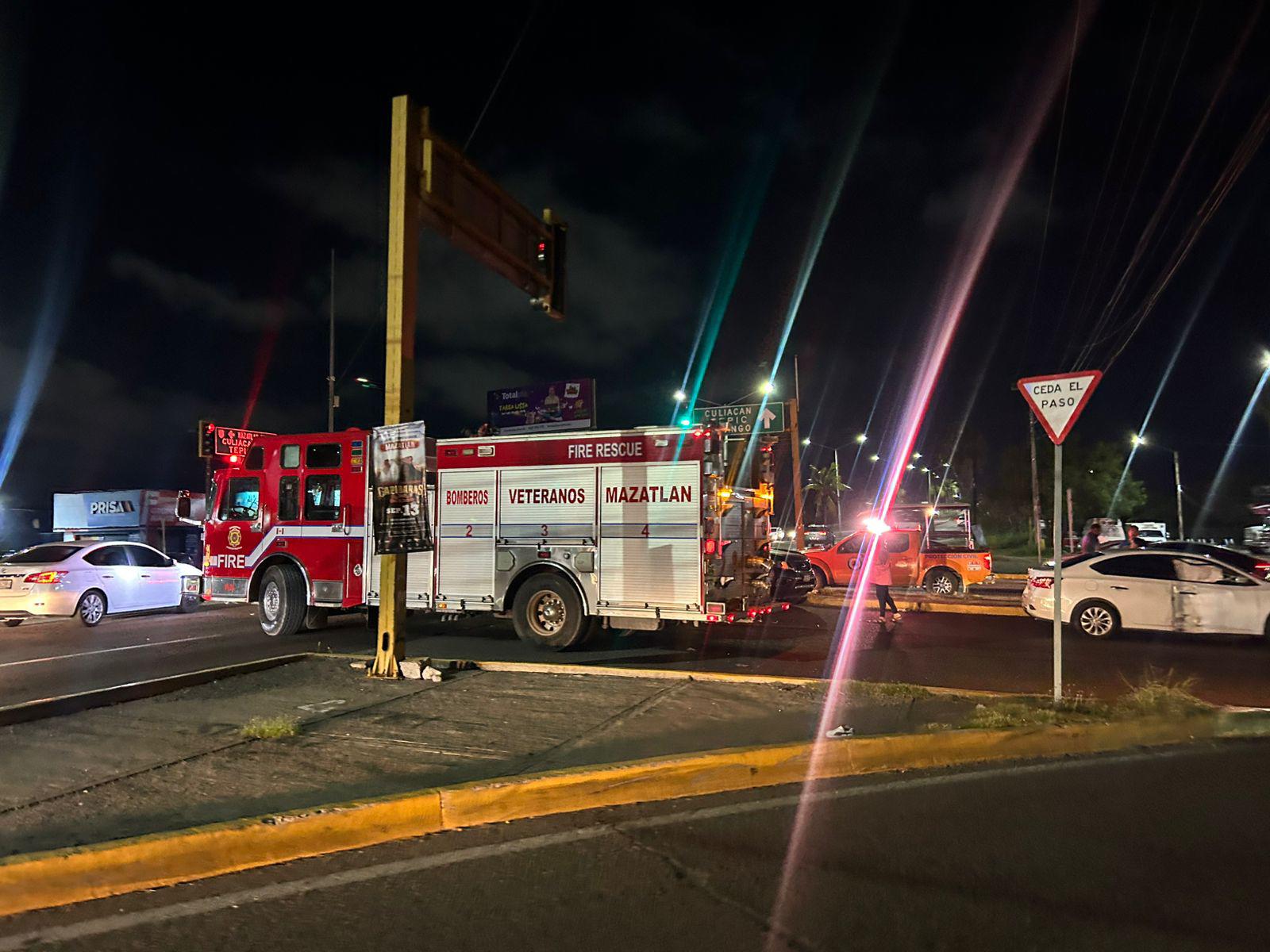 $!Motociclista choca contra un auto y lo arrolla una camioneta en Mazatlán
